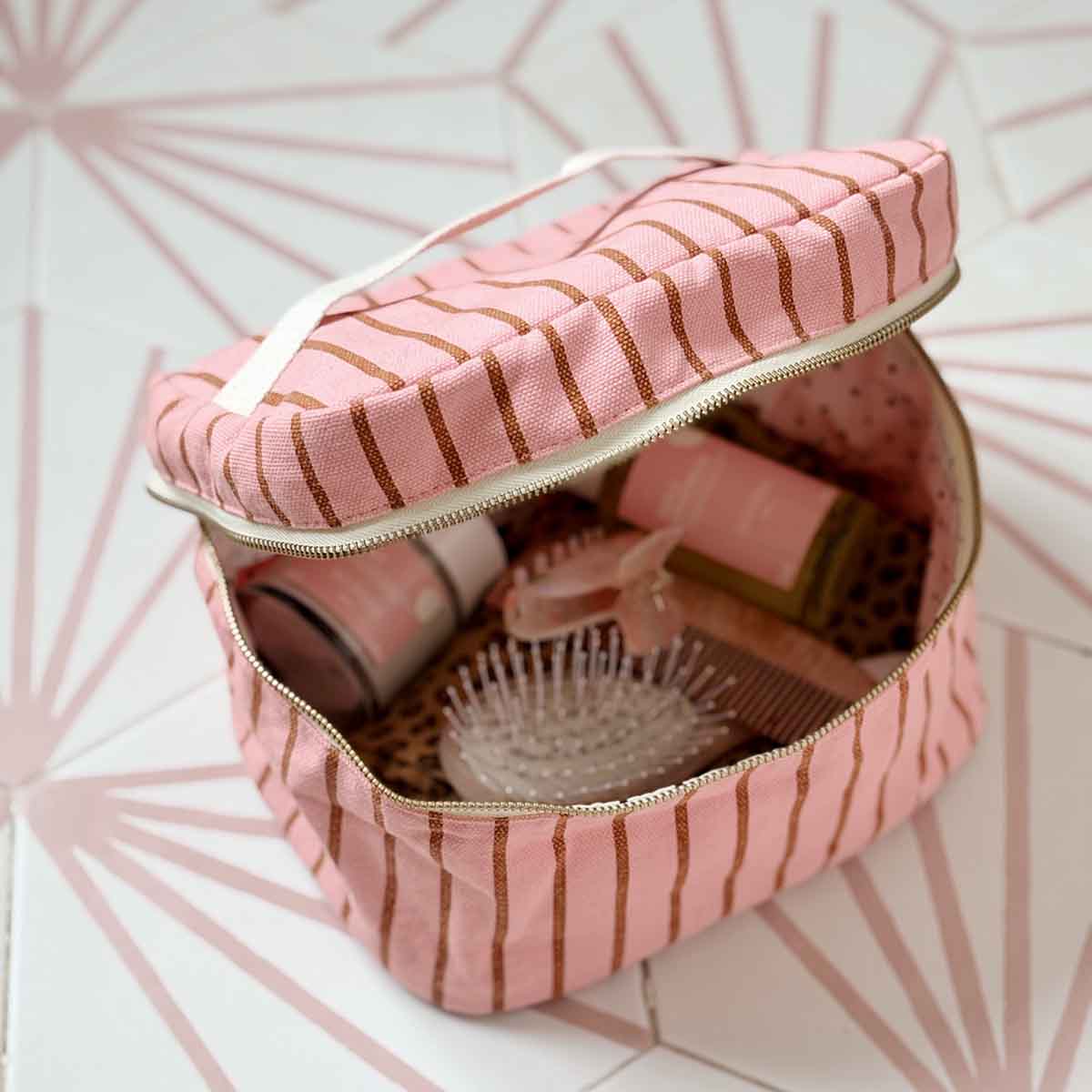 Rose in April "Vanity OONA" Kulturtasche | TENNIS PEKAN / ERDBEERE