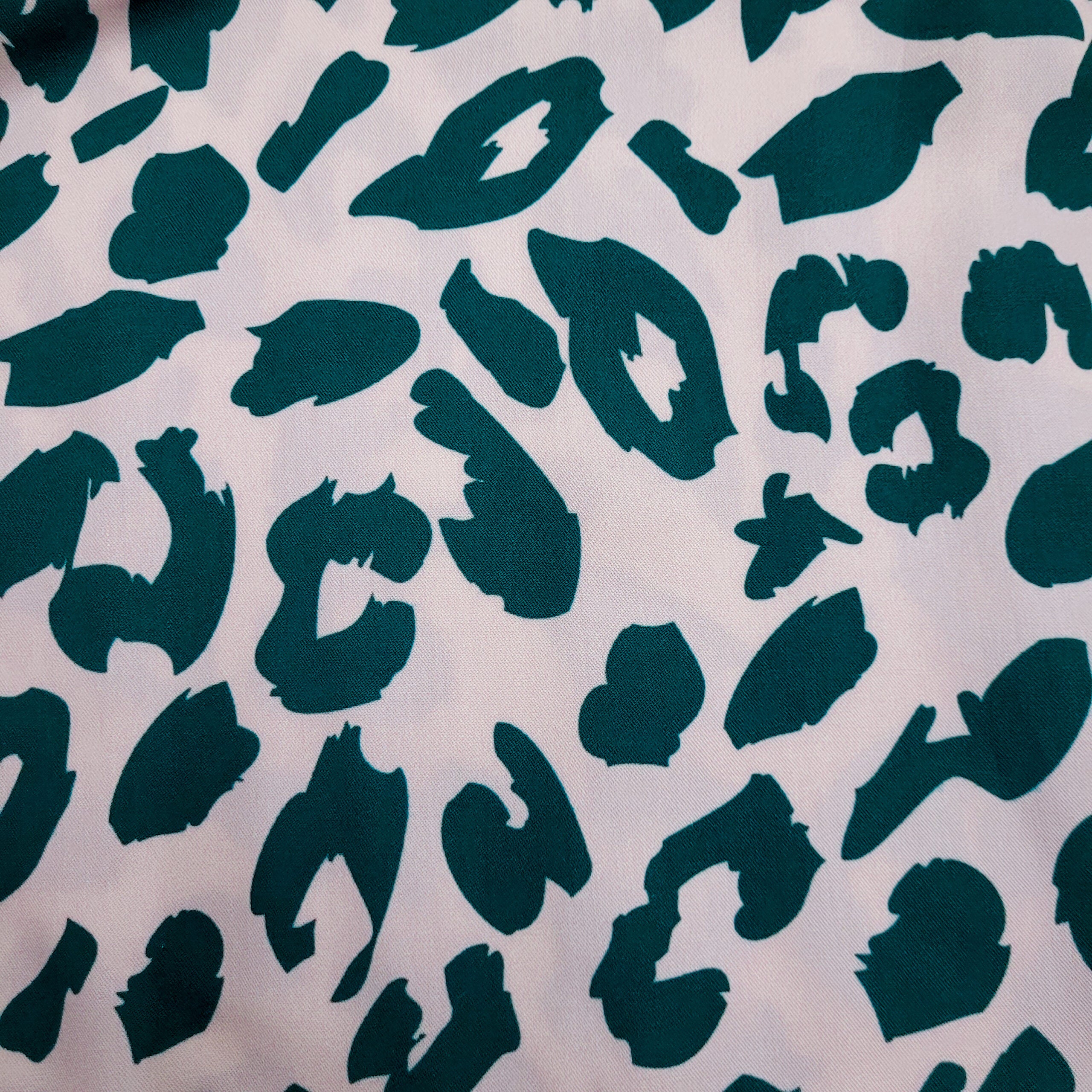 Viskoserock 'Urban Leo blassrosa dunkelgrün' Midi