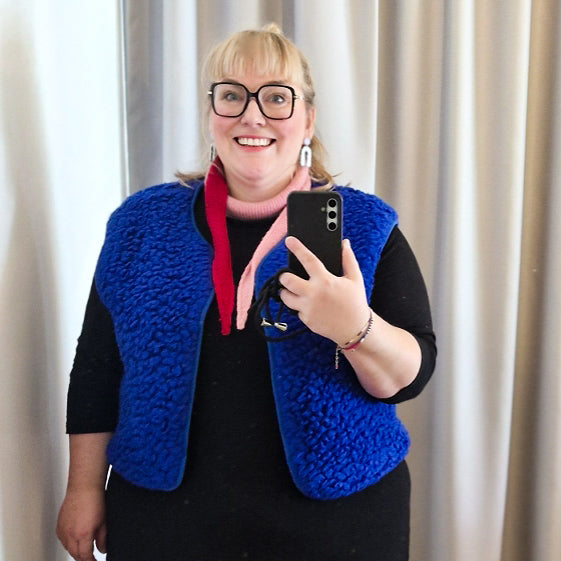 studio du. Weste Limited Edition special knallblau Wolle