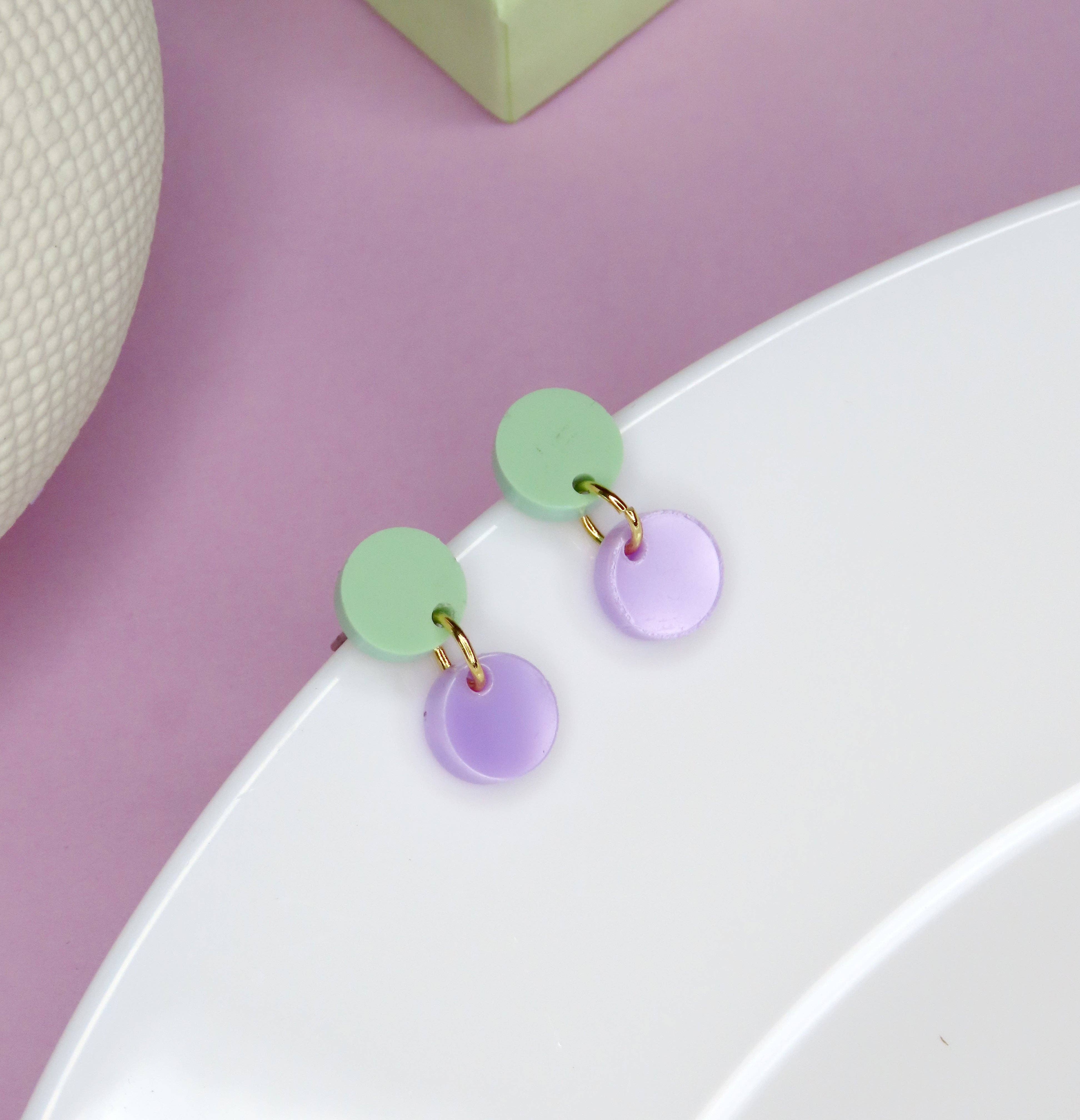 Dotty Acryl Ohrringe in hellgrün flieder