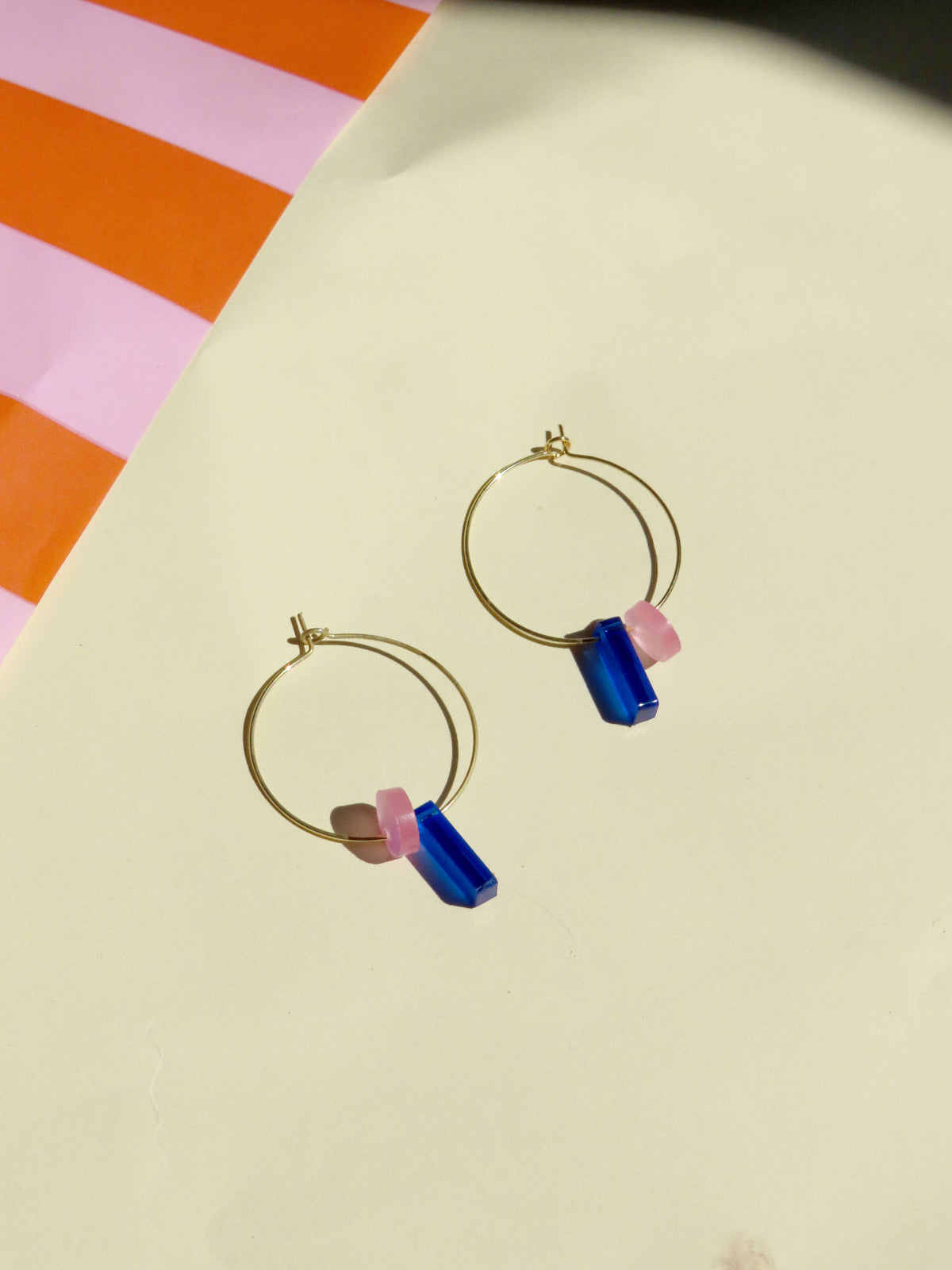 Niemalsmehrohne - Dots mit Stick Hoops aus vergoldetem Edelstahl in königsblau & eisrosa