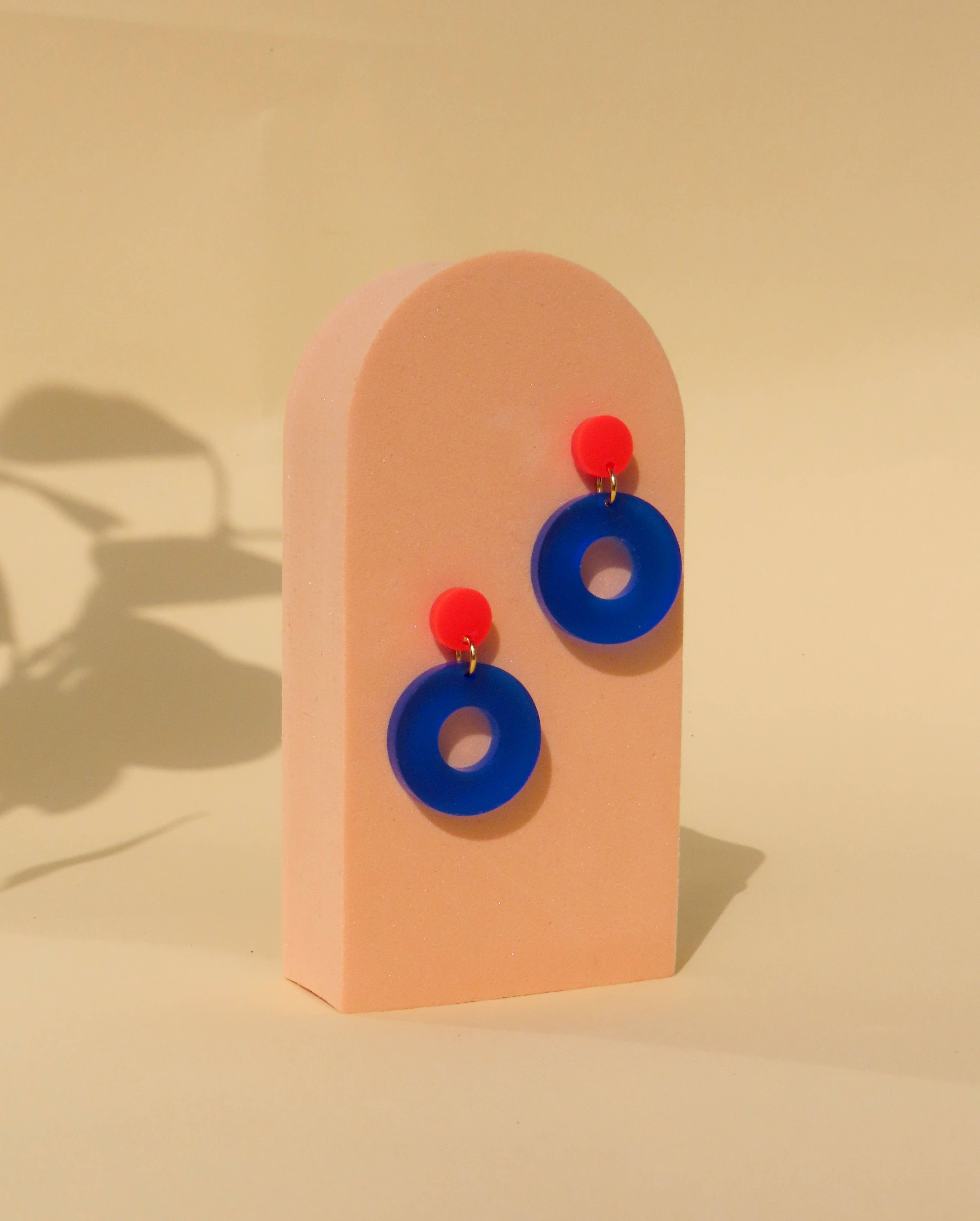 Colorblock Circle Ohrstecker in feuerrot tintenblau
