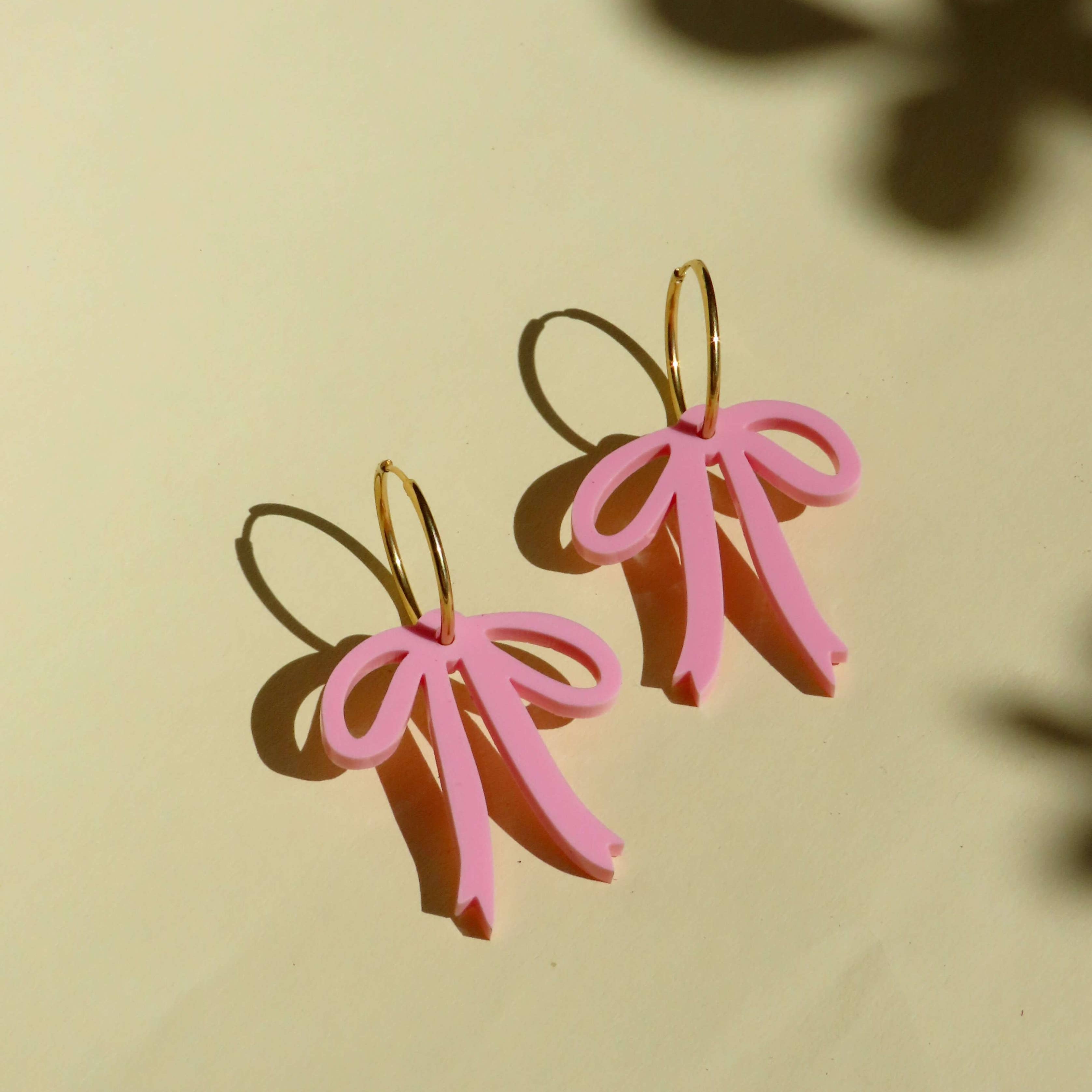 Creolen mit rosa Schleifen – Verspielte Statement-Ohrringe niemalsmehrohne