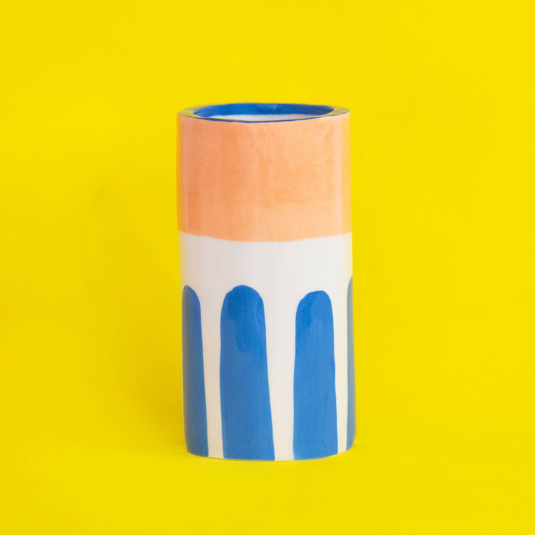 Mädchen mit tiefblauen Streifen//Keramikvase