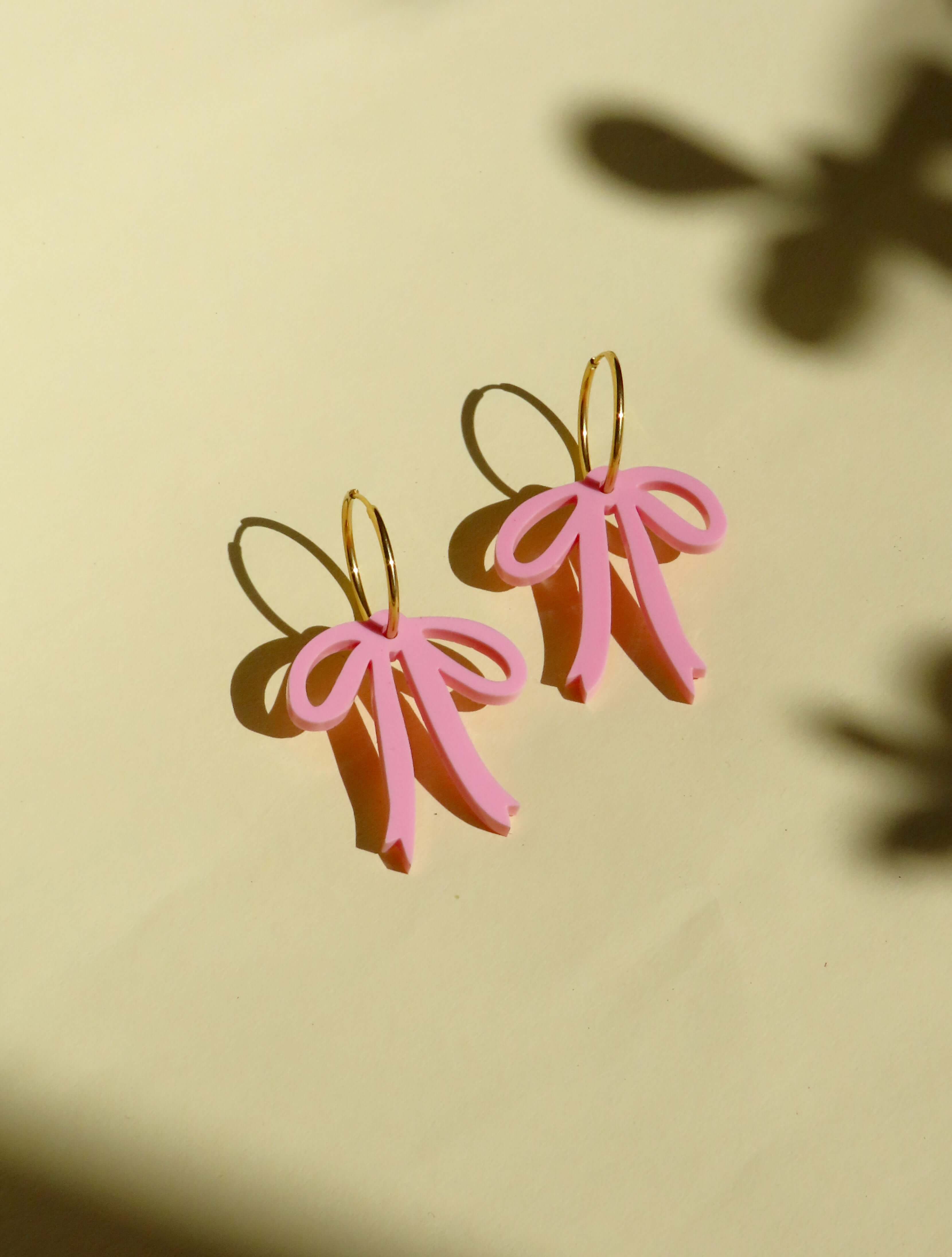 Creolen mit rosa Schleifen – Verspielte Statement-Ohrringe niemalsmehrohne