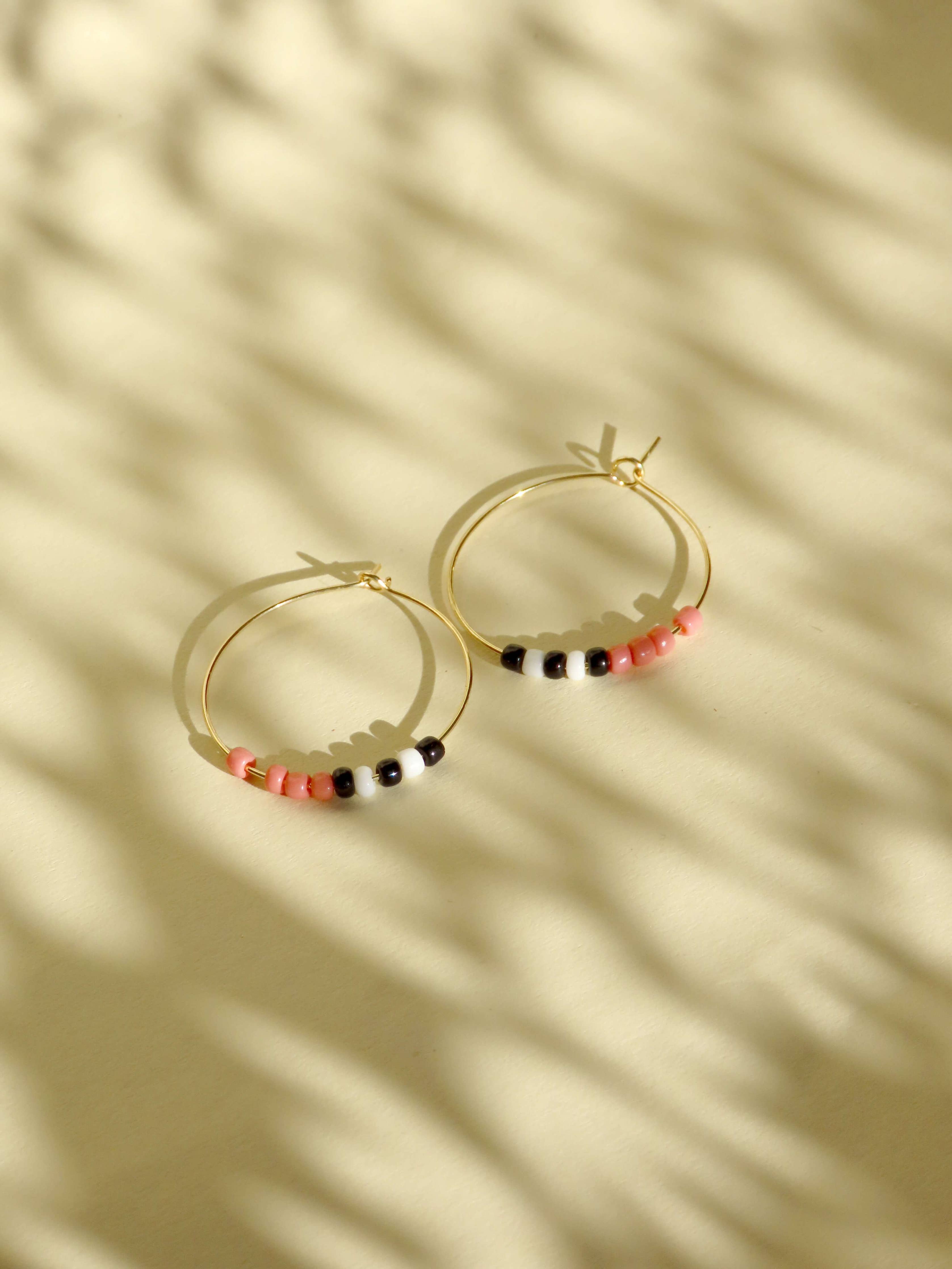 Niemalsmehrohne Hoops aus vergoldetem Edelstahl mit Toho Seed Perlen