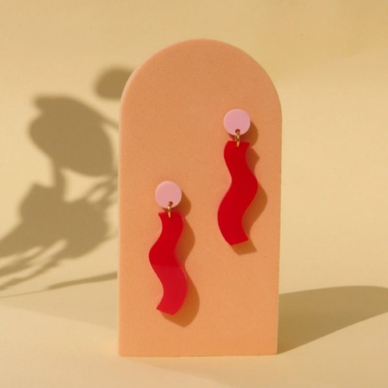 niemalsmehrohne Ohrringe 'Wormly in rosa rot'