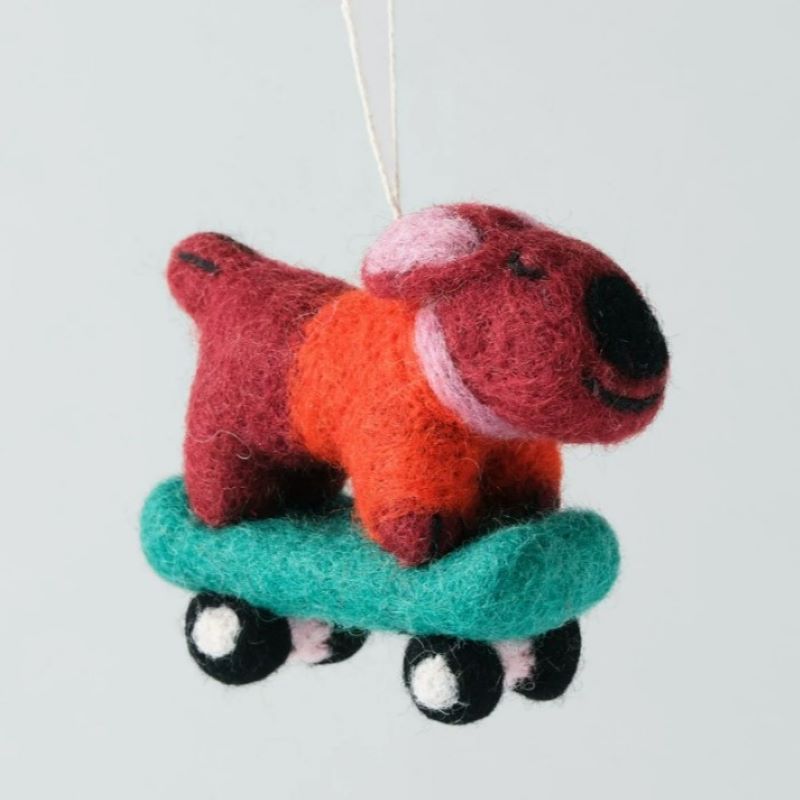 Wrap Anhänger 'Bert, Skateboarding Dog'