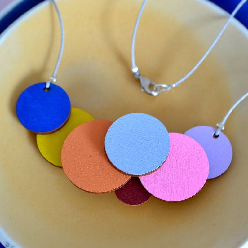 Rasmussons Kurze Holzkette 'Bubbles - blue, orange, pink'