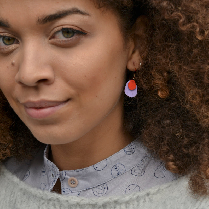 Große Creole Drops 'Lavendel/Rot' Frau Rasmusson