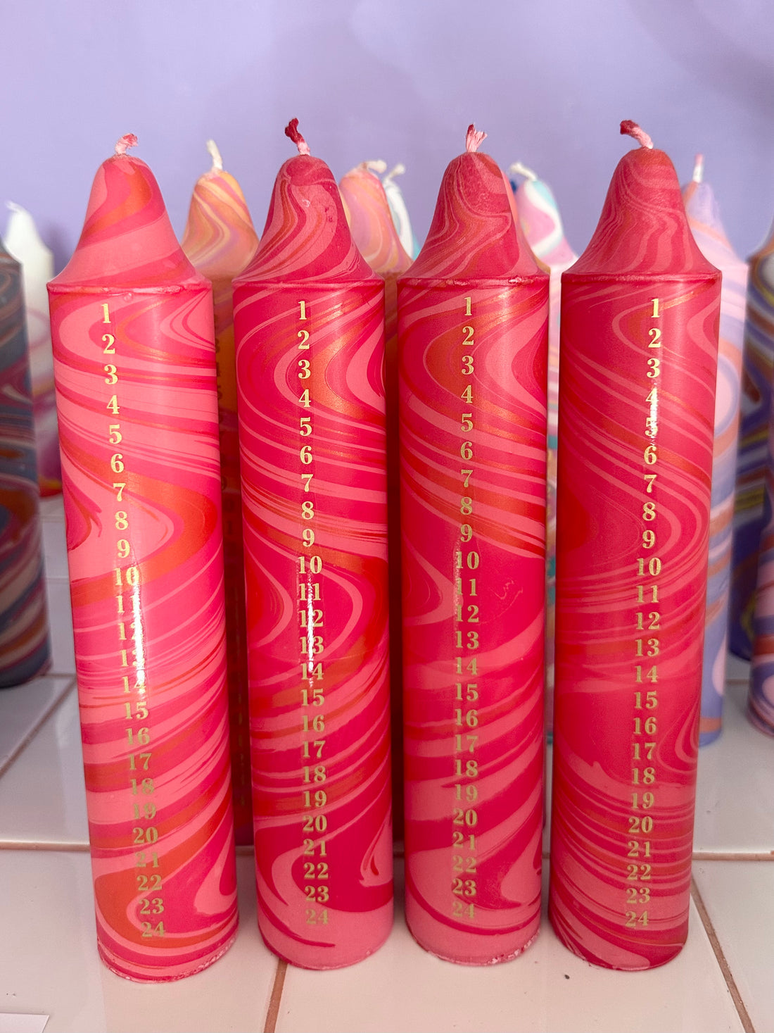 AdventskalenderKerze 'dark red pink marble'