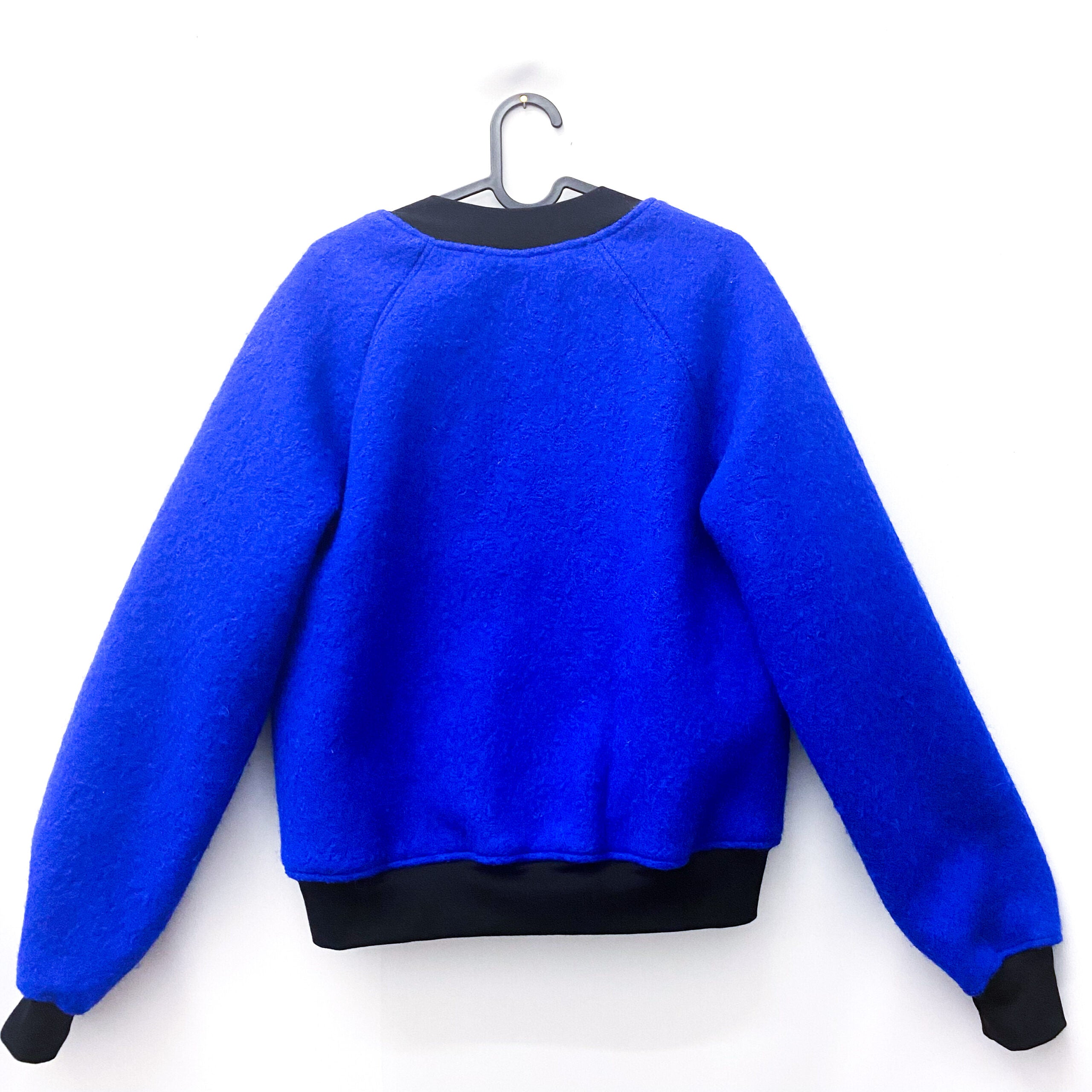 Bomberjacke Wollwalk knallblau/schwarz mit Stippchen