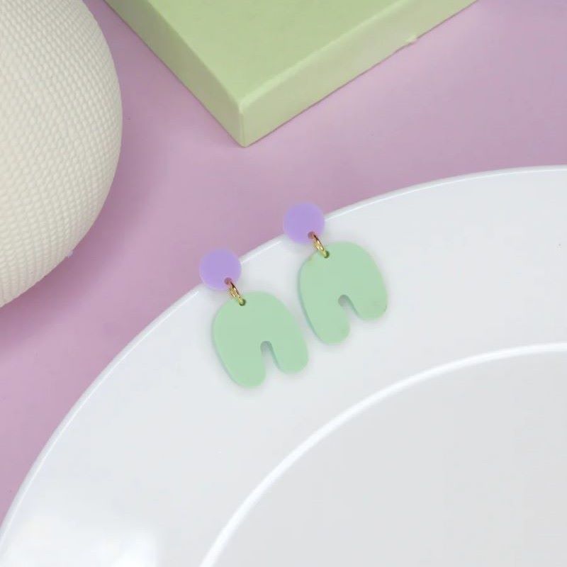 niemalsmehrohne Ohrringe 'Kleine Squishy Arch Bogen in flieder hellgrün'