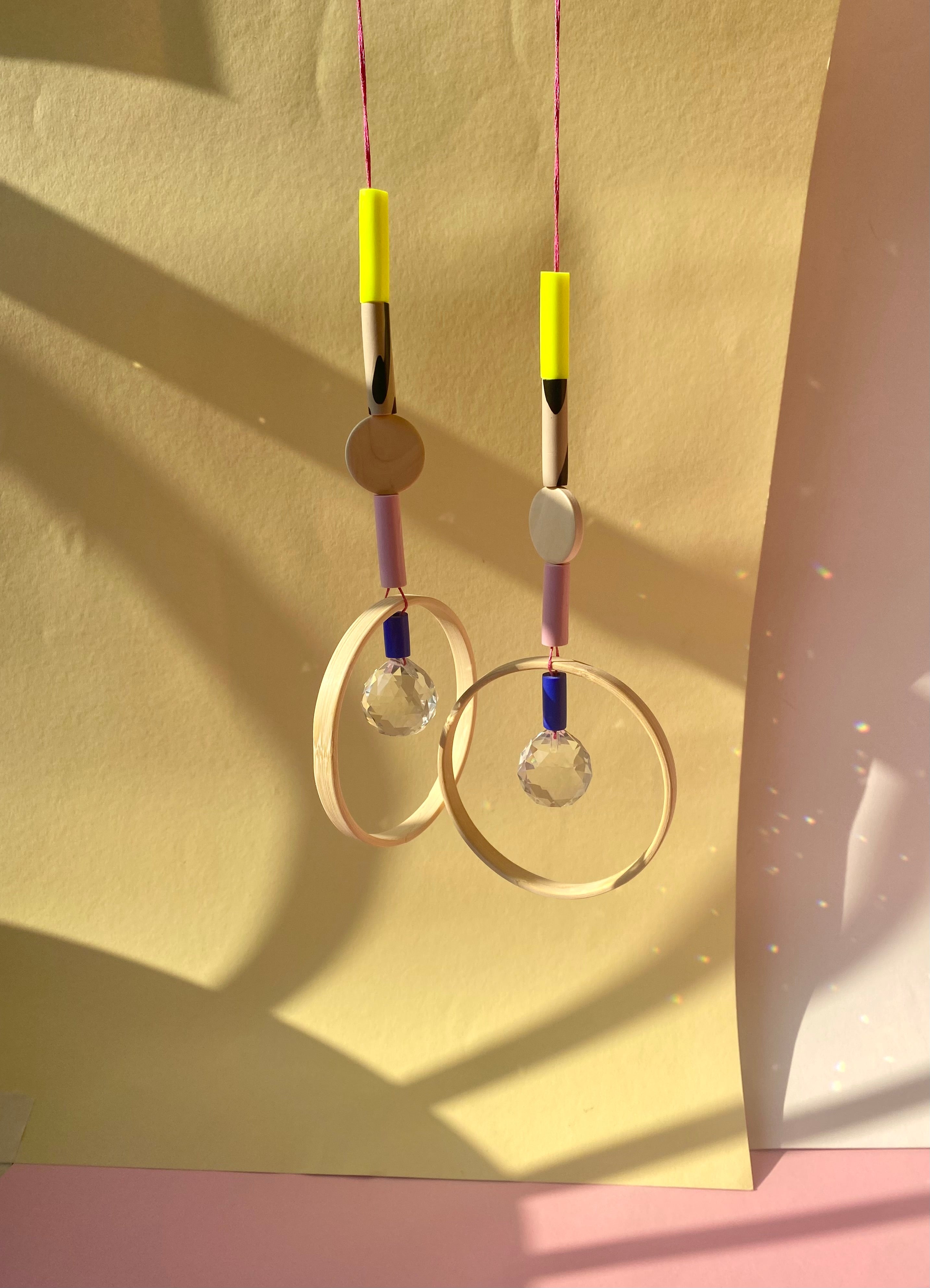 Frau Montag x Studio du. 'Suncatcher mit Holzring' unterschiedliche Farben