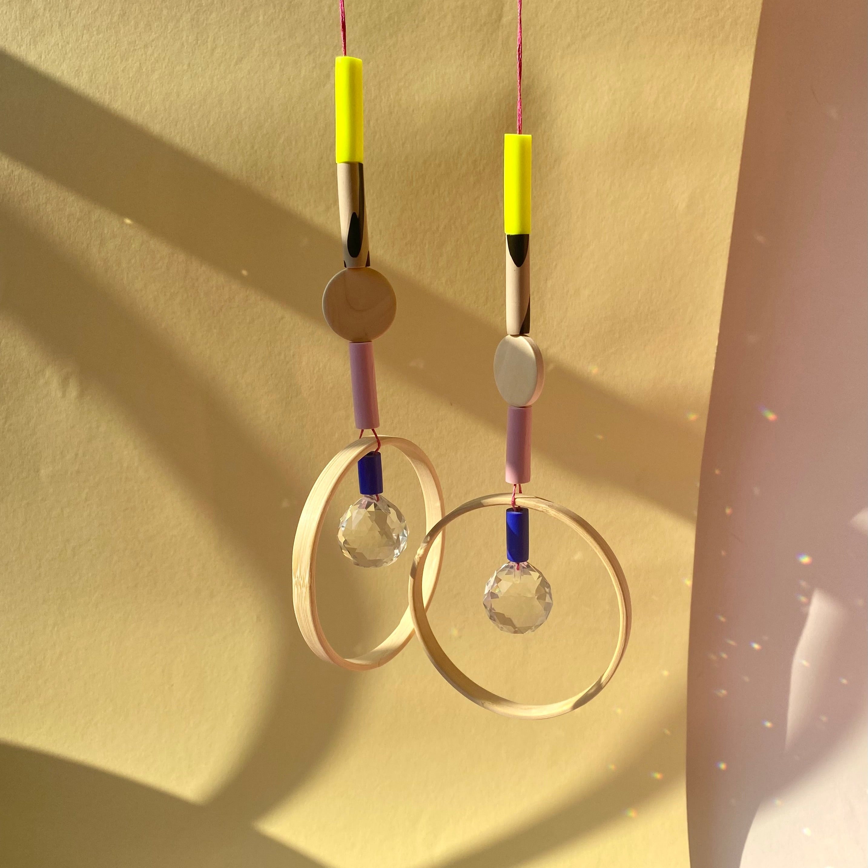 Frau Montag x Studio du. 'Suncatcher mit Holzring' unterschiedliche Farben