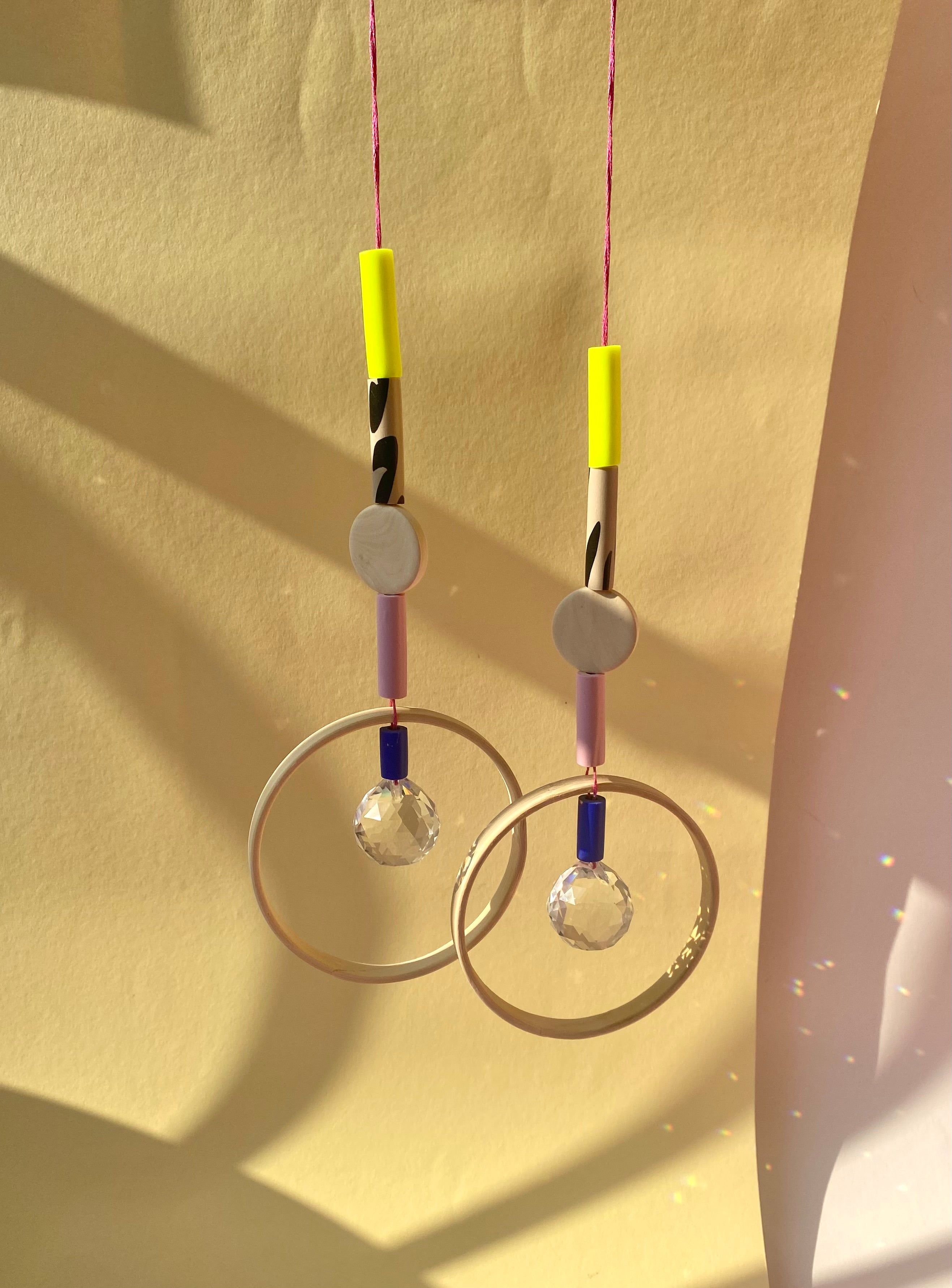 Frau Montag x Studio du. 'Suncatcher mit Holzring' unterschiedliche Farben