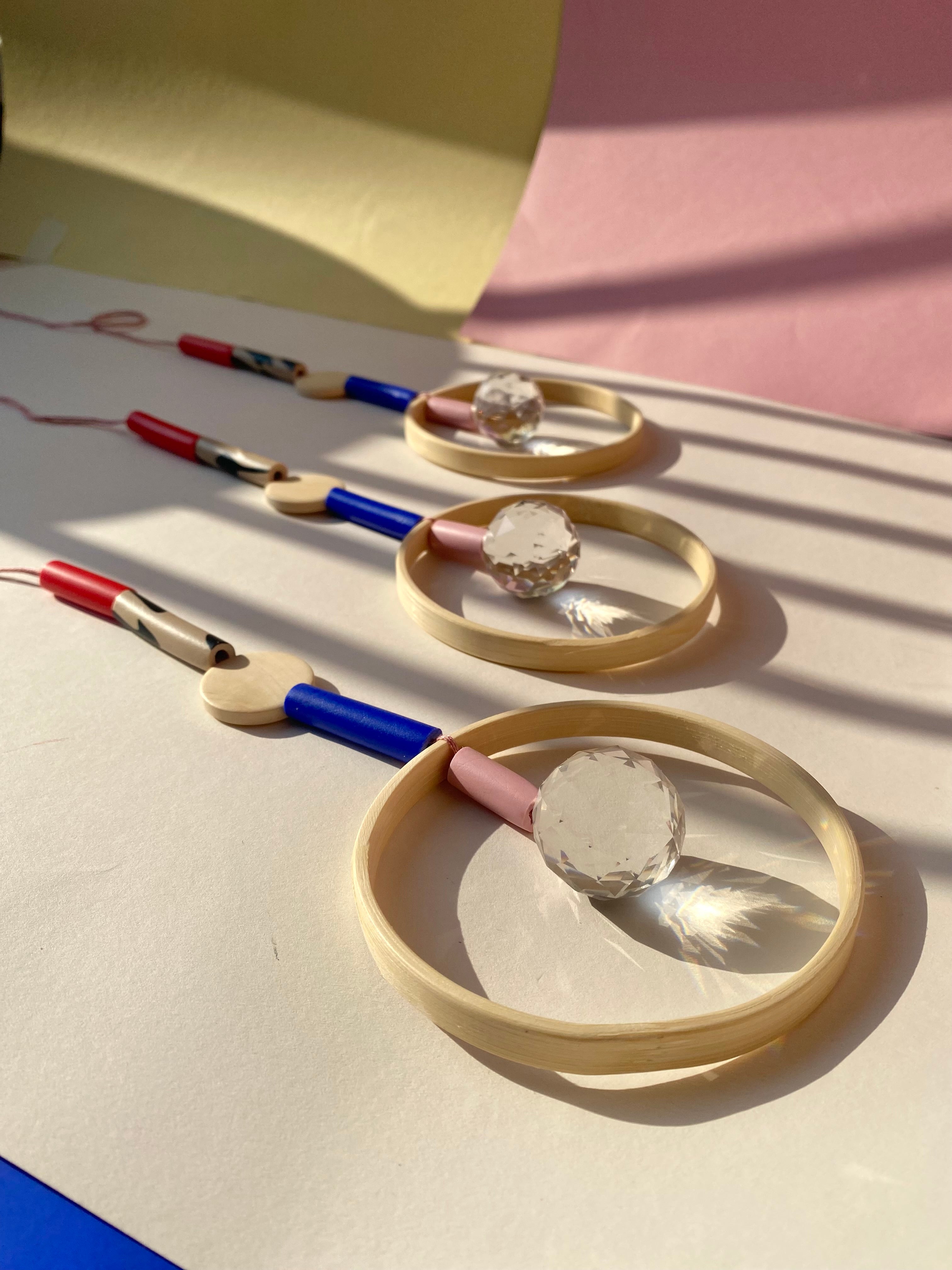 Frau Montag x Studio du. 'Suncatcher mit Holzring' unterschiedliche Farben