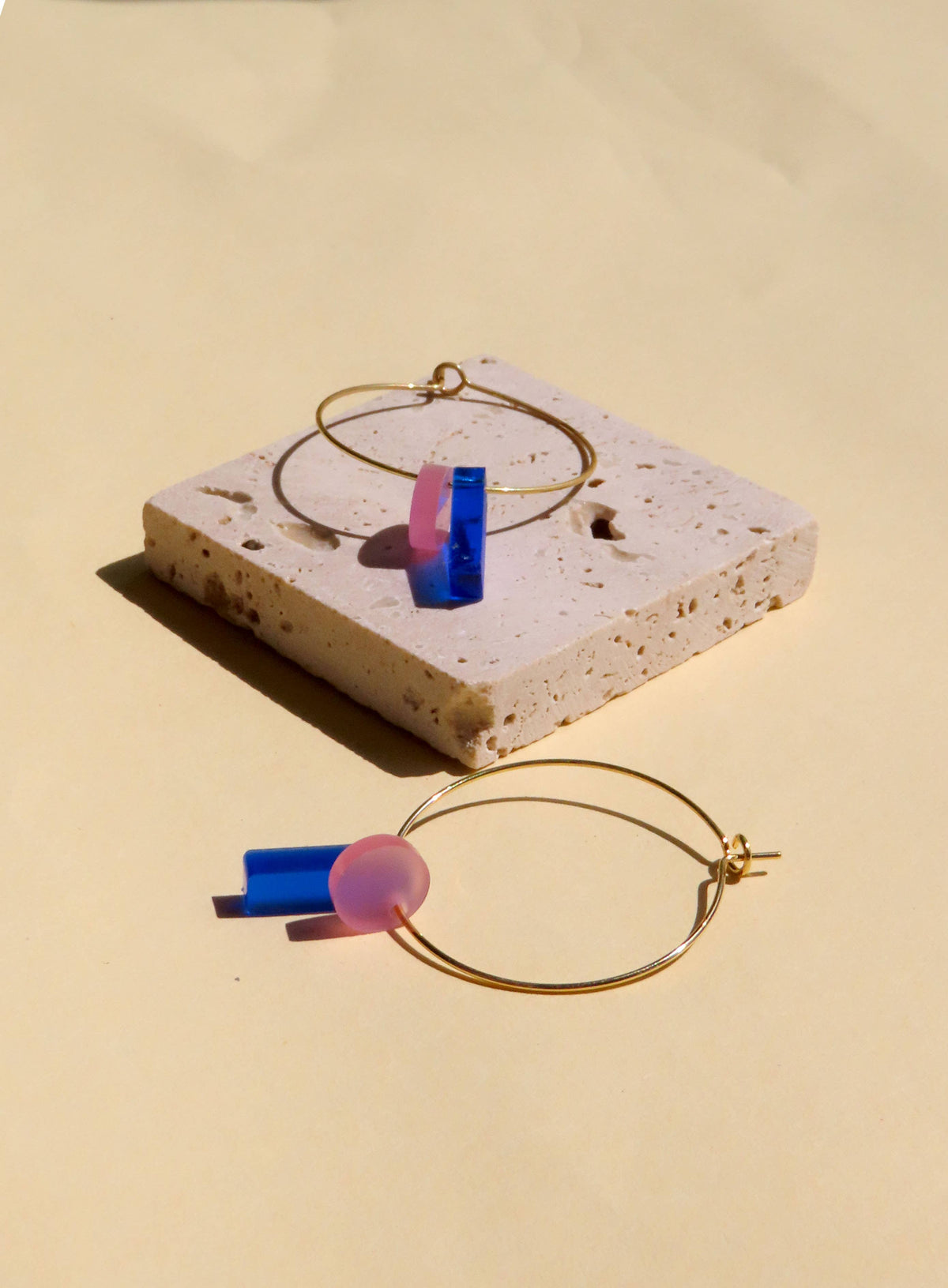 Niemalsmehrohne - Dots mit Stick Hoops aus vergoldetem Edelstahl in königsblau & eisrosa