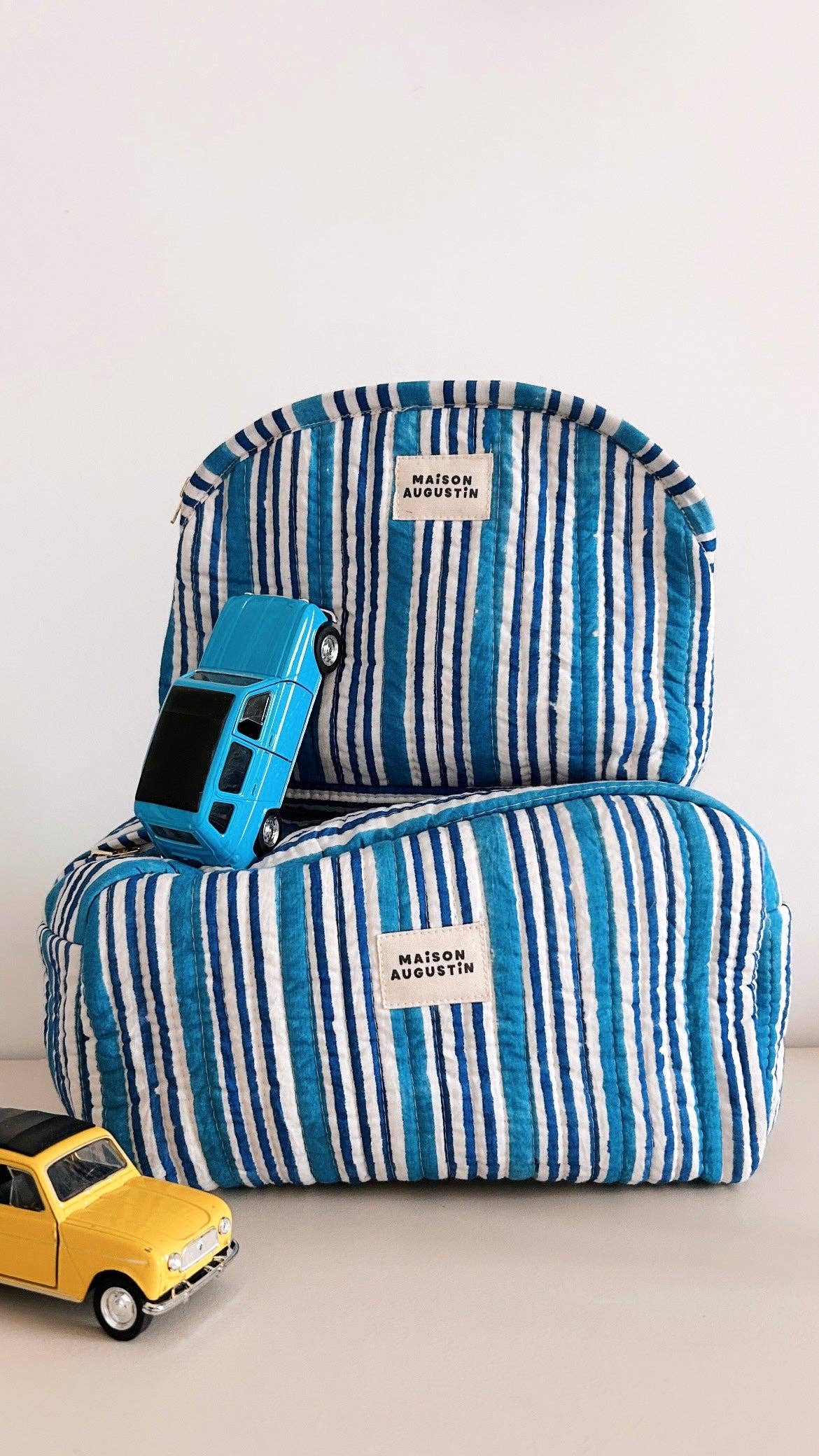 Maison Augustin Make-up-Tasche mit blauem Streifenmuster