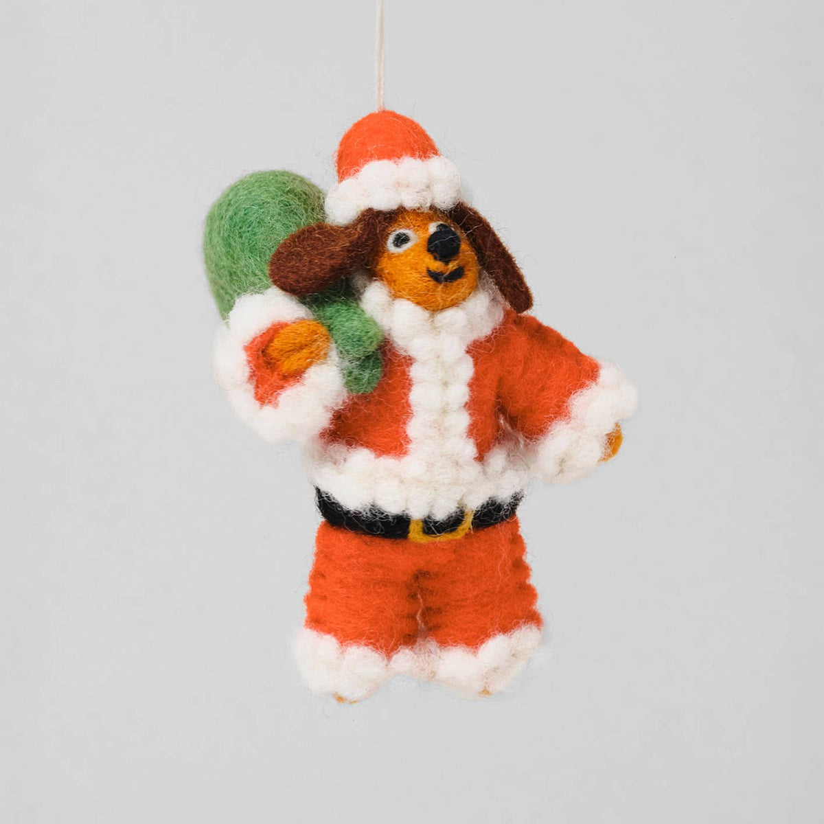Wrap (US duties paid) - Hängender Filzanhänger – Hund als Weihnachtsmann
