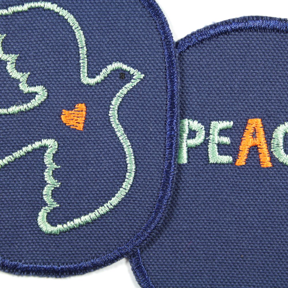 KnieFlicken dunkelblau Friedenstaube und Peace in Neon 2 Bügelflicken aus Bio Baumwolle