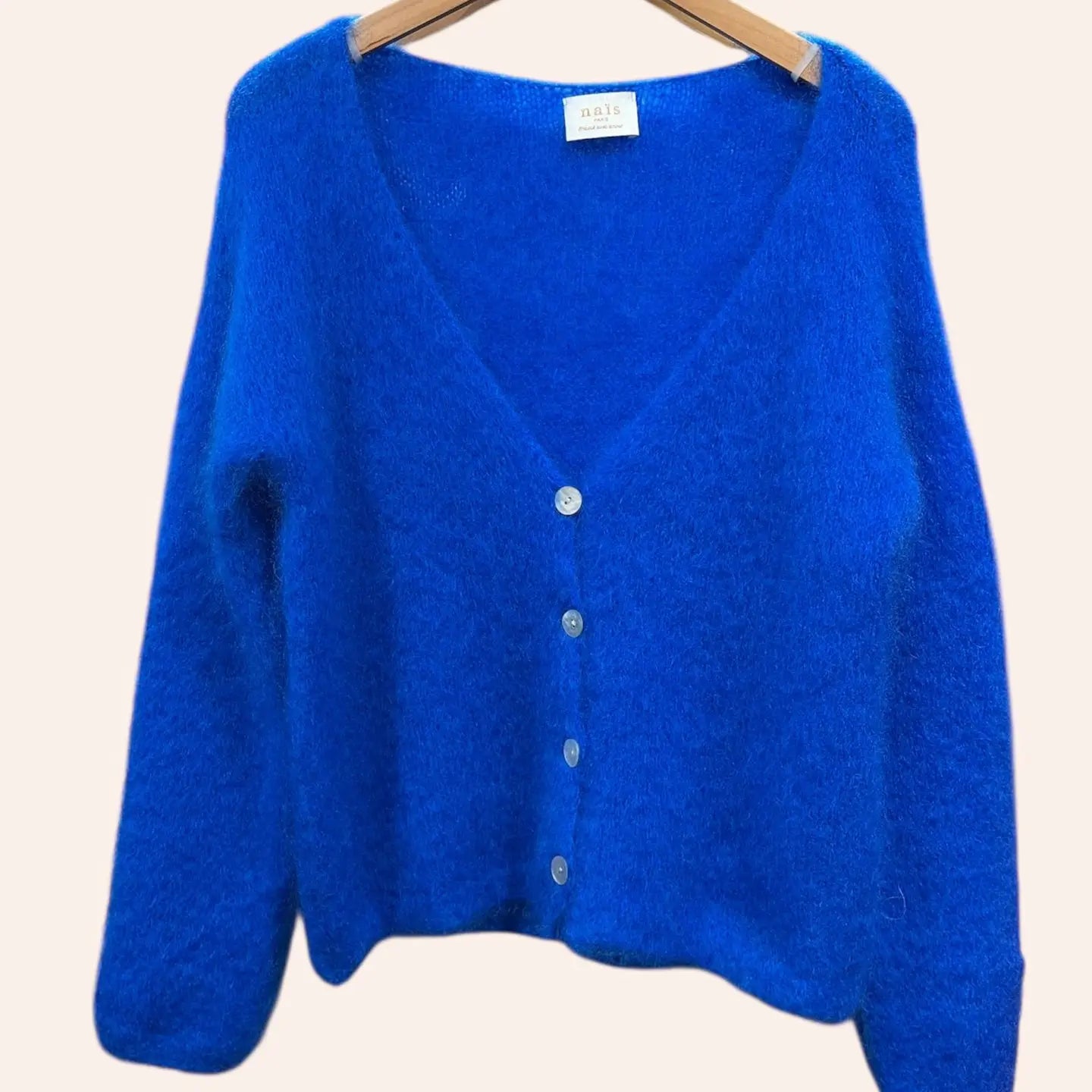 NAÏS PARIS - V-Ausschnitt Mohair-Cardigan mit Knöpfen