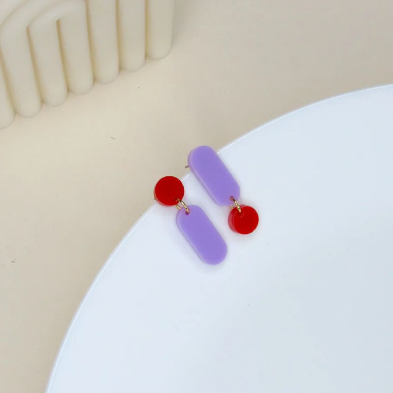 niemalsmehrohne Ohrringe 'Claire asymmetrisch in rot flieder'