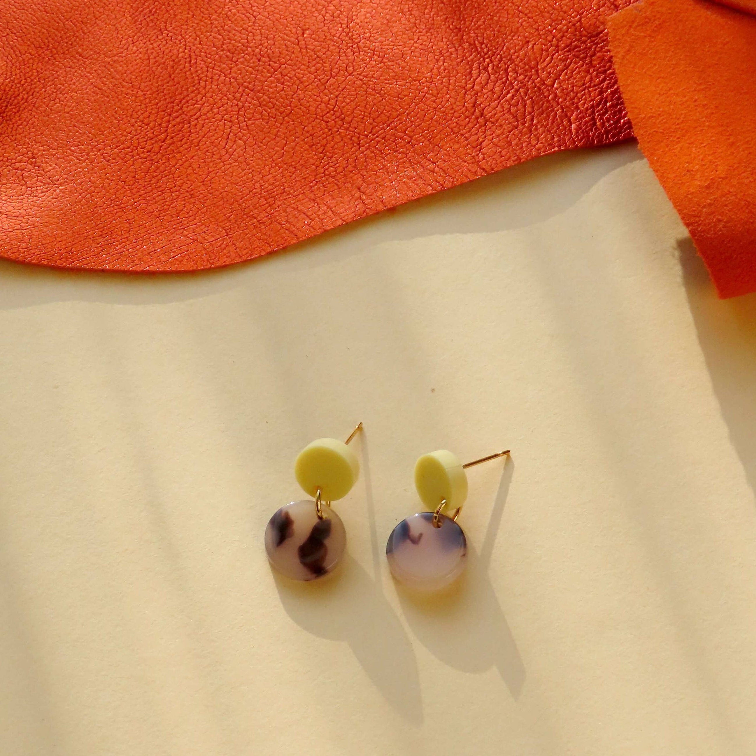 Tiny Leo Dots Statement Ohrringe in hellgelb niemalsmehrohne