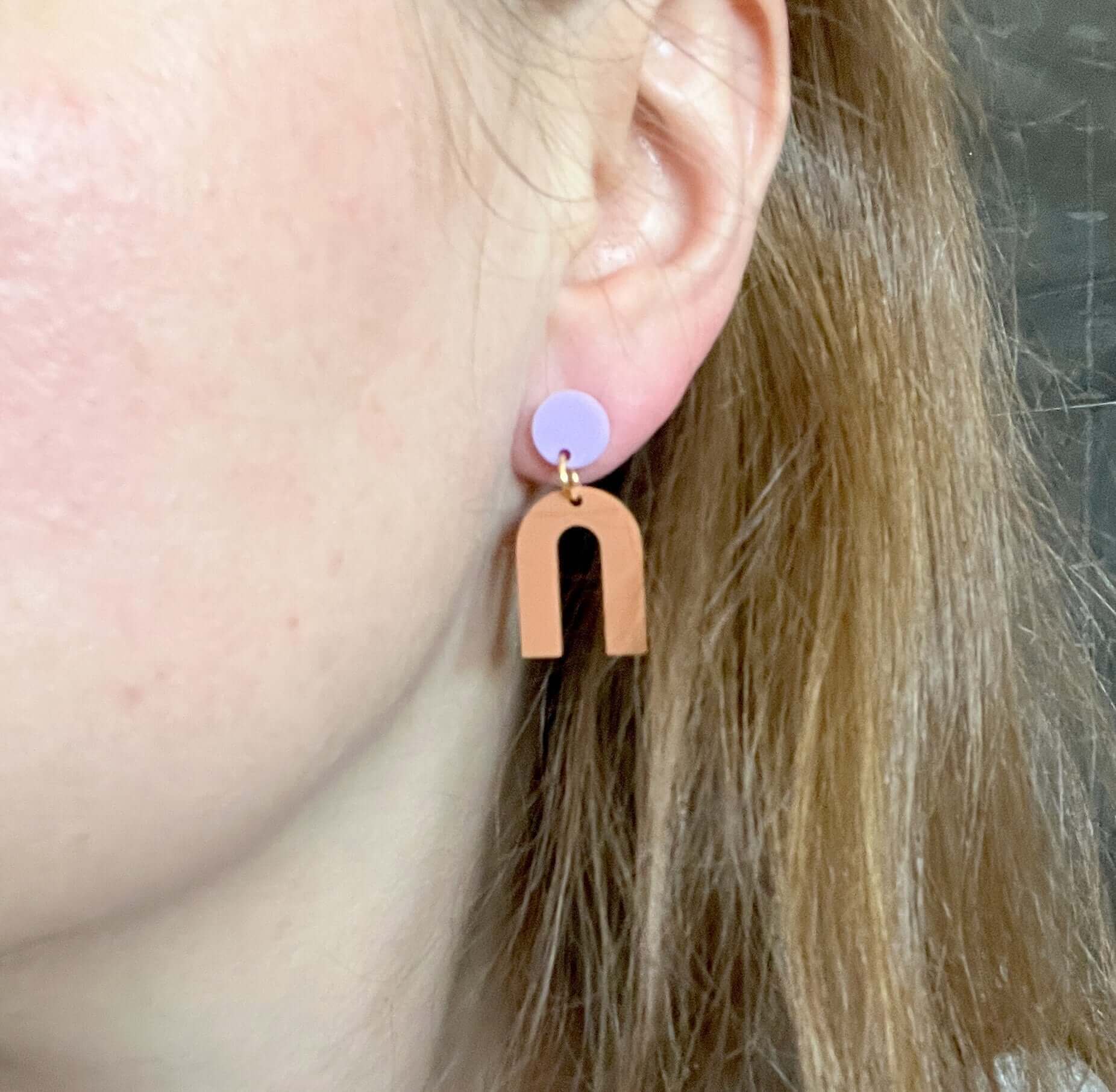 Mini Arch Acryl Ohrringe mit Edelstahlstecker in smoky brown