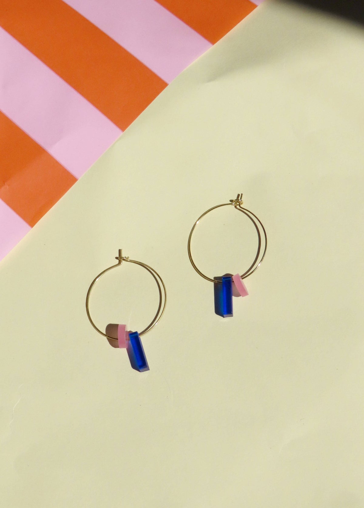 Niemalsmehrohne - Dots mit Stick Hoops aus vergoldetem Edelstahl in königsblau & eisrosa