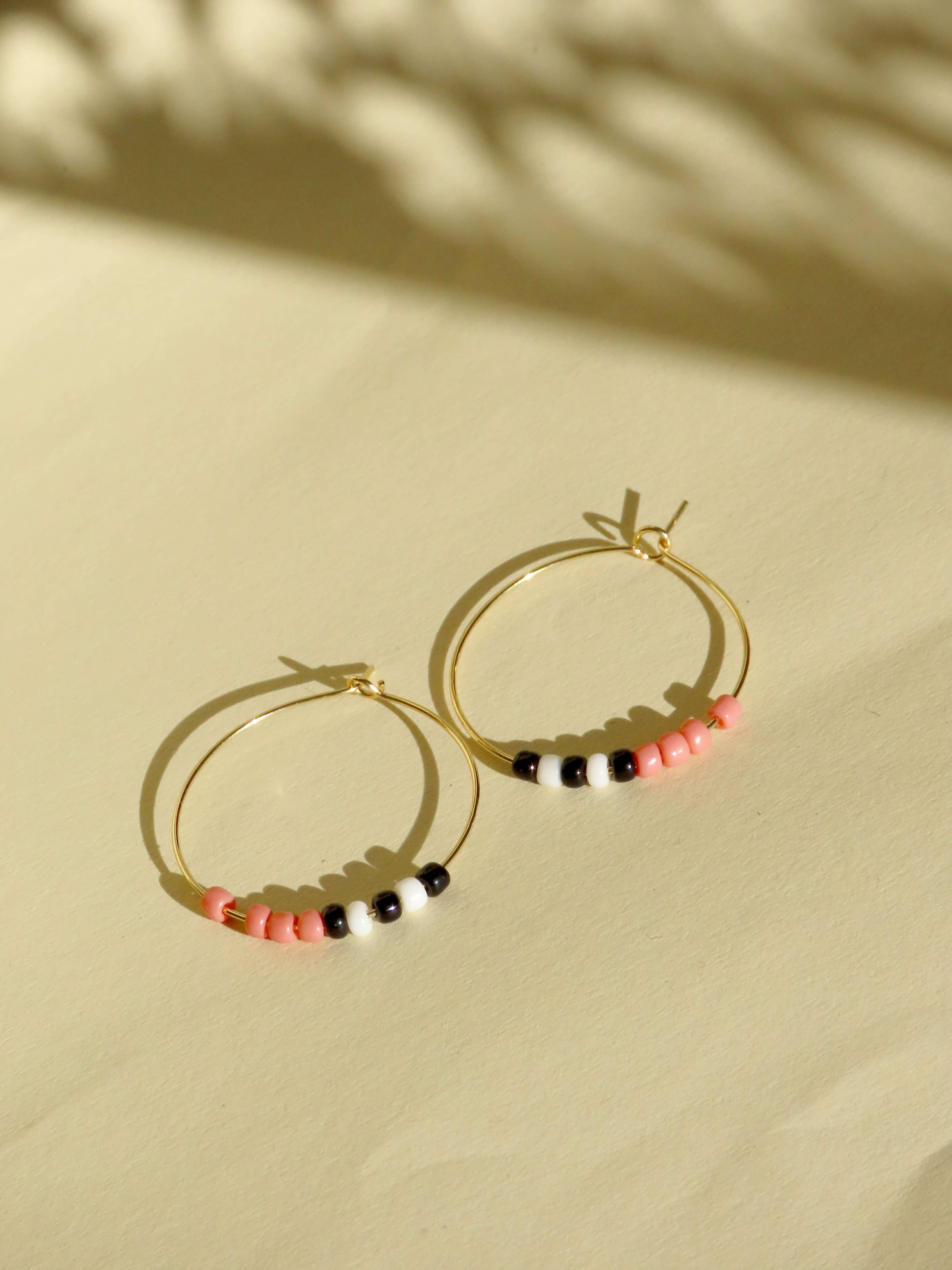 Niemalsmehrohne Hoops aus vergoldetem Edelstahl mit Toho Seed Perlen