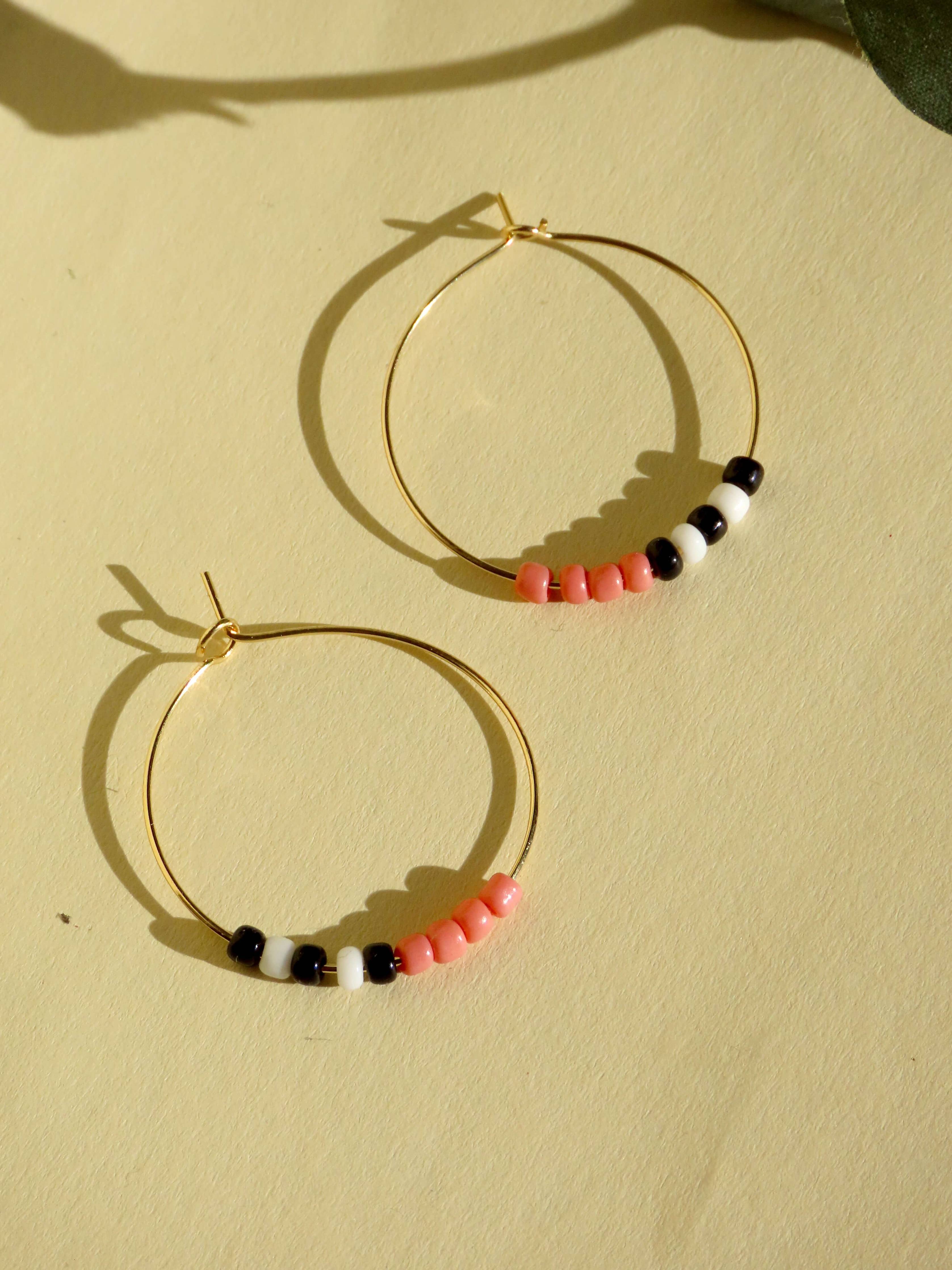 Niemalsmehrohne Hoops aus vergoldetem Edelstahl mit Toho Seed Perlen