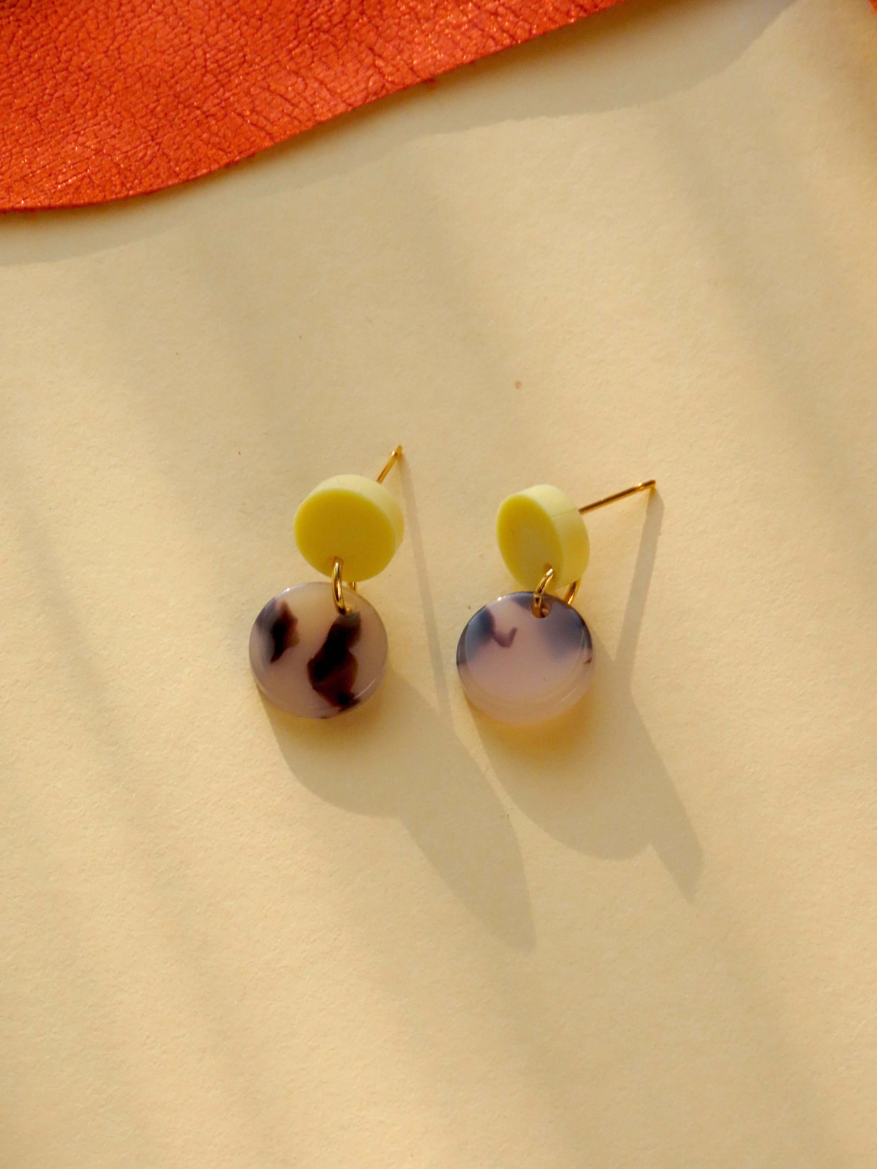 Tiny Leo Dots Statement Ohrringe in hellgelb niemalsmehrohne