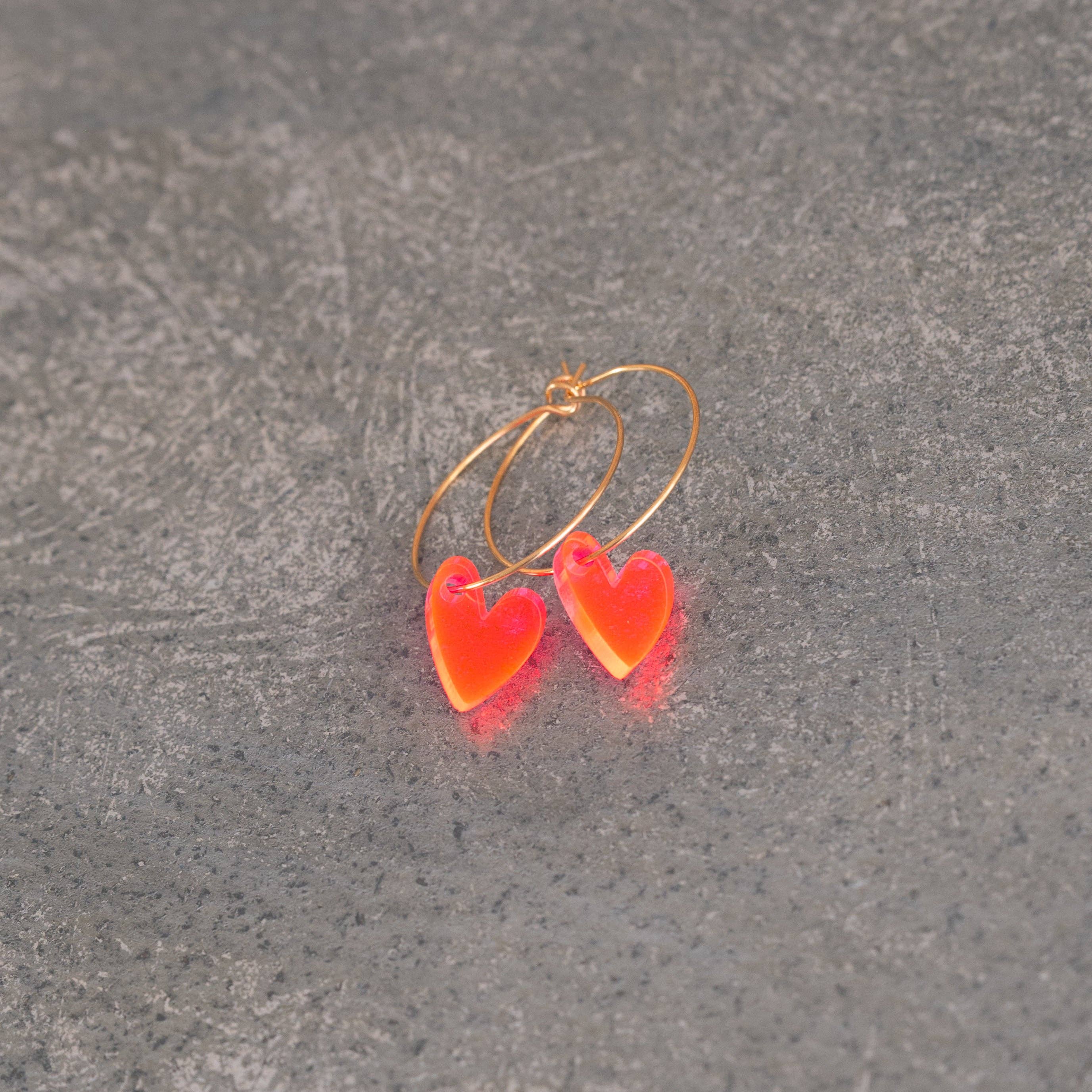 vanMauZ - Ohrringe Lume Charms Creolen | Herz Neonpink