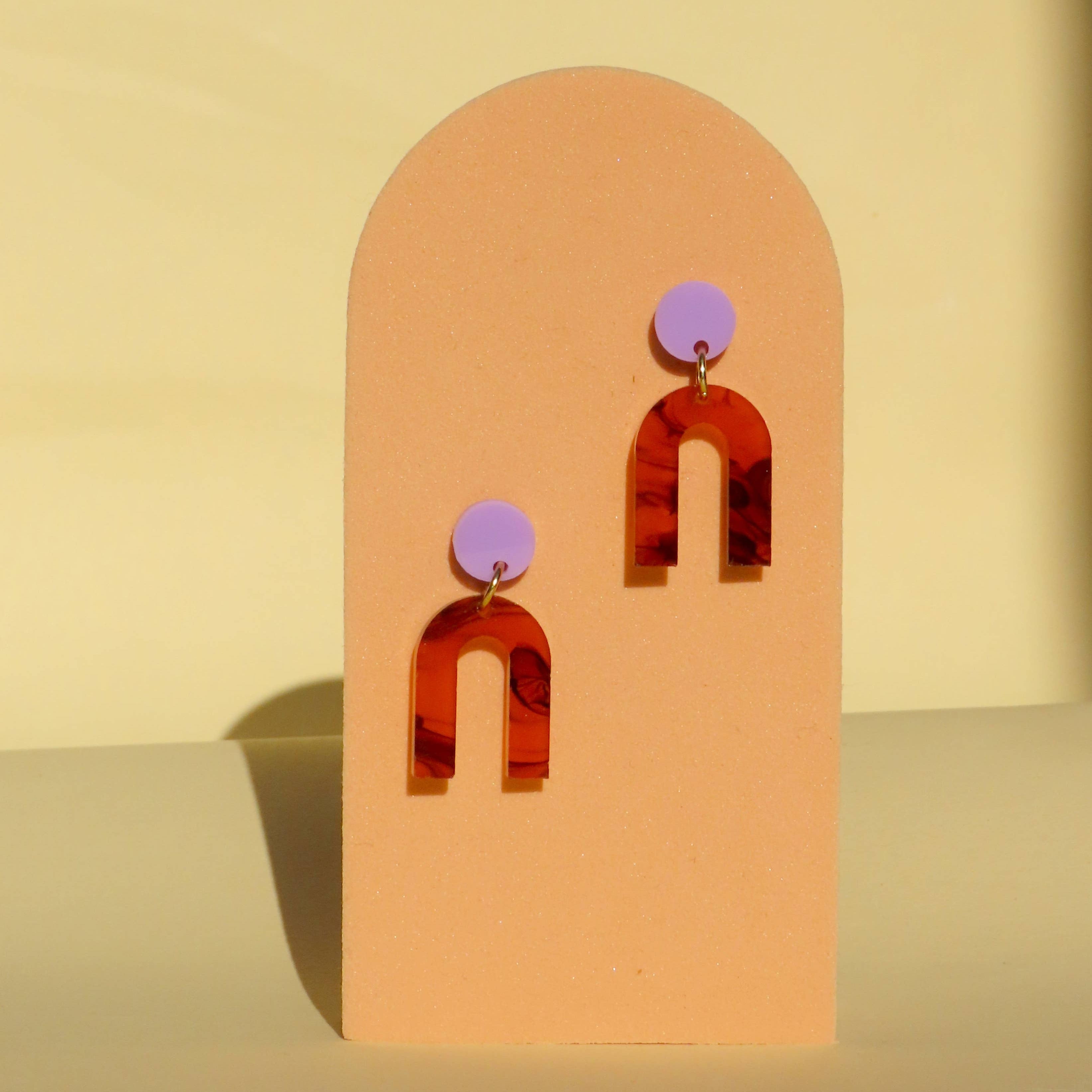 Mini Arch Acryl Ohrringe mit Edelstahlstecker in smoky brown