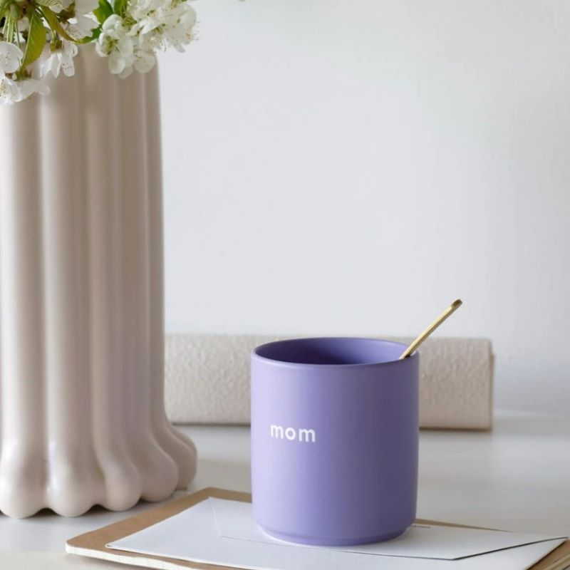 Design Letters Porzellanbecher 'MOM' (lila)
