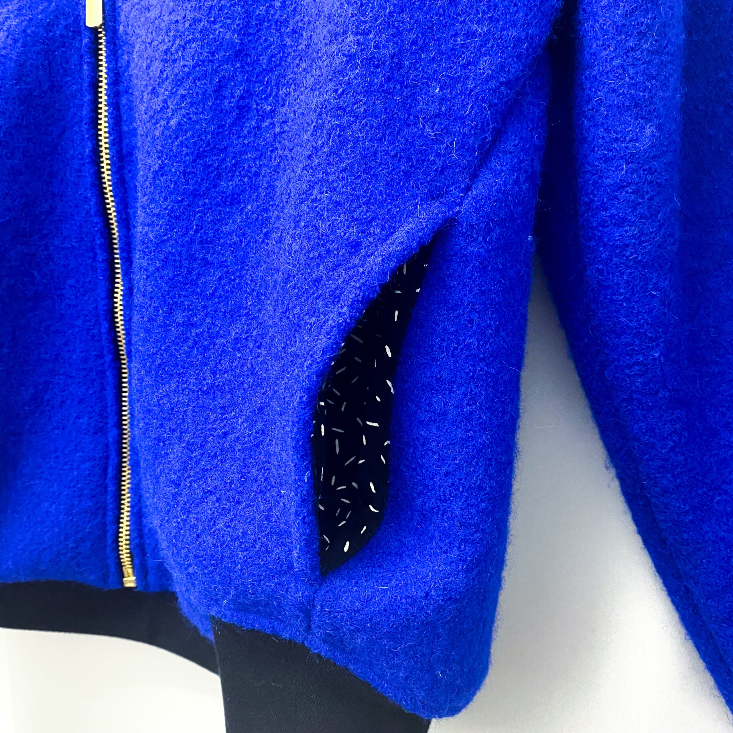 Bomberjacke Wollwalk knallblau/schwarz mit Stippchen