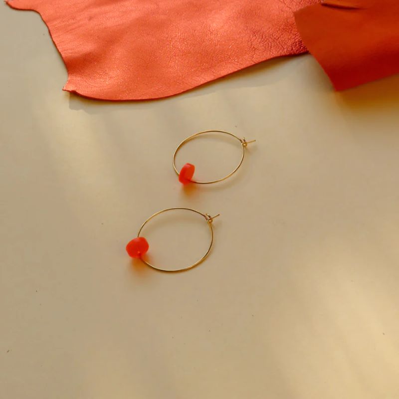 niemalsmehrohne Ohrringe 'Neon Orange Dots Hoops aus Edelstahl'