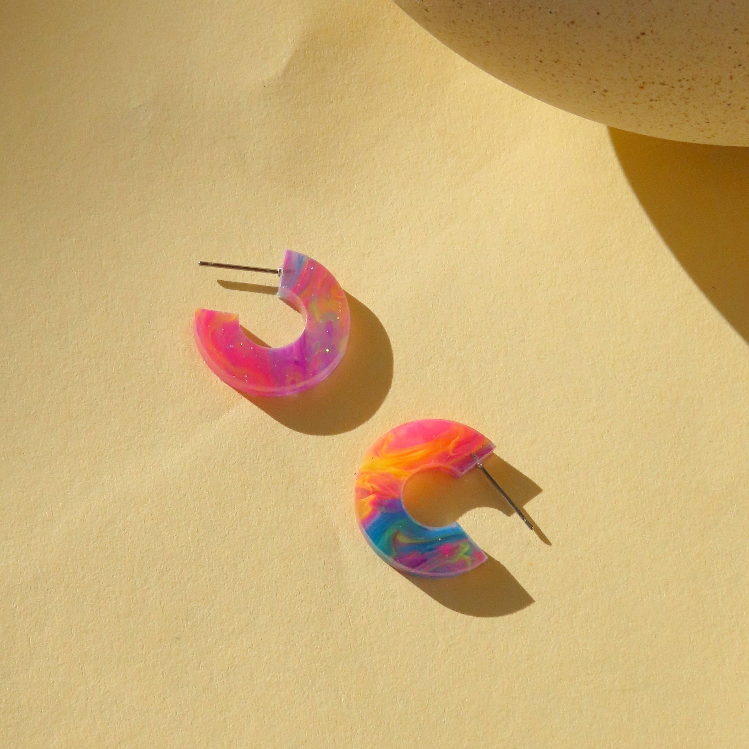 Creolen Simmi aus Acryl und Edelstahl in fantasy niemalsmehrohne