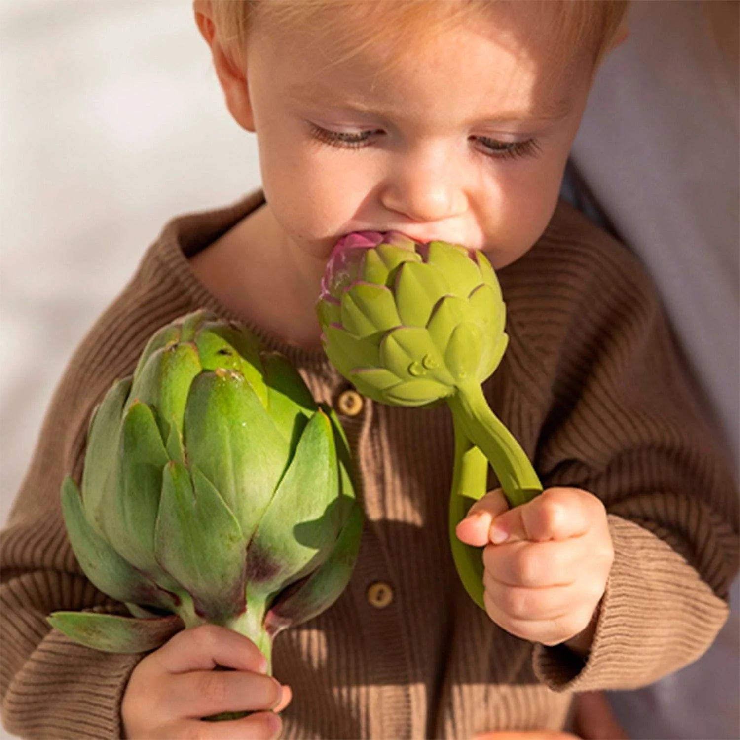 Oli & Carol 'Artichoke Rattle Toy' Baby Rassel