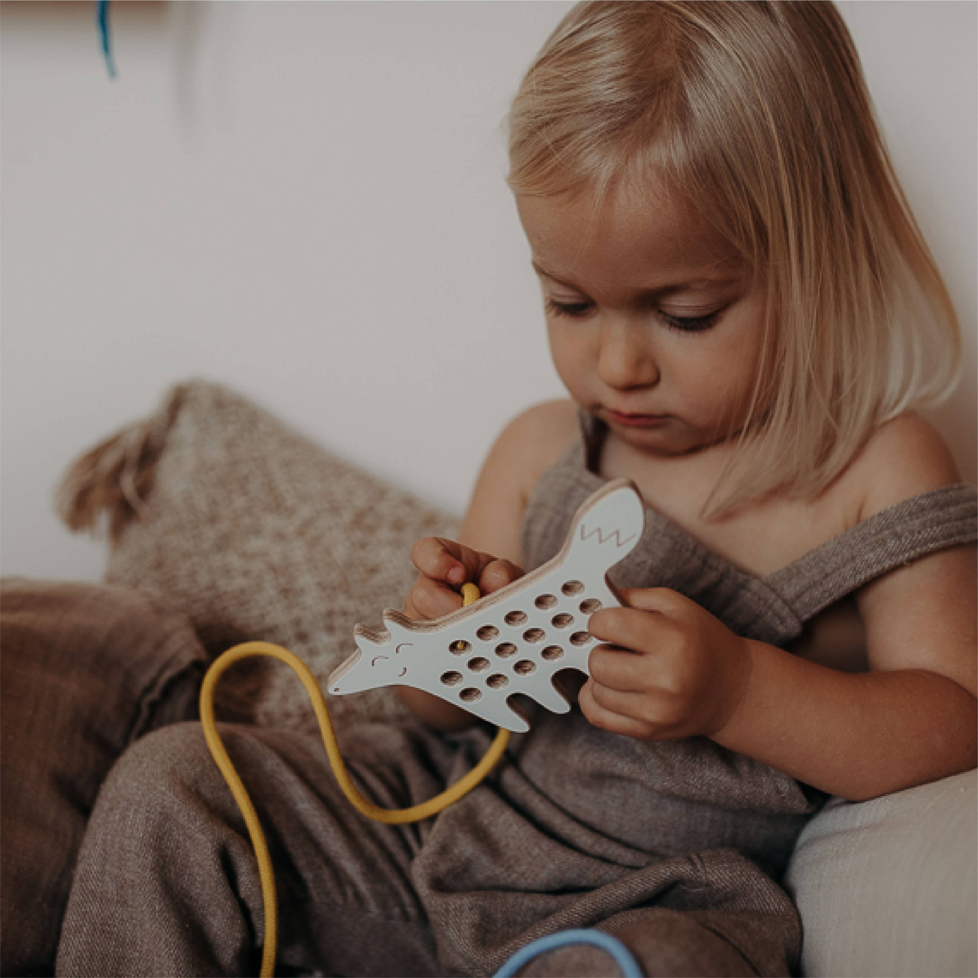 The Fox, kleines hölzernes Schnürspielzeug, Montessori Toy