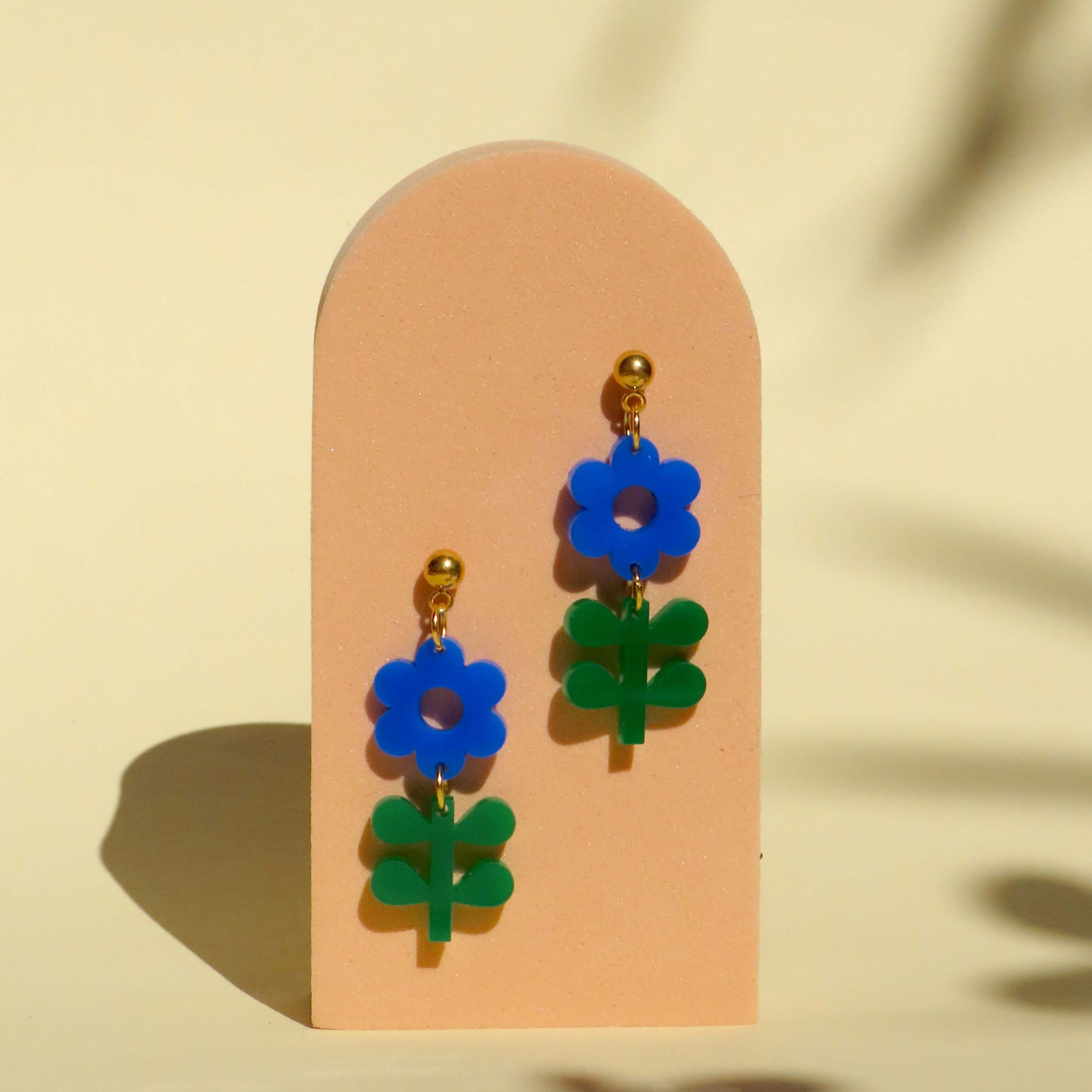 Statement-Ohrringe Blume & Blatt – Frühlingshafte Blumenohrringe in Blau und Grün