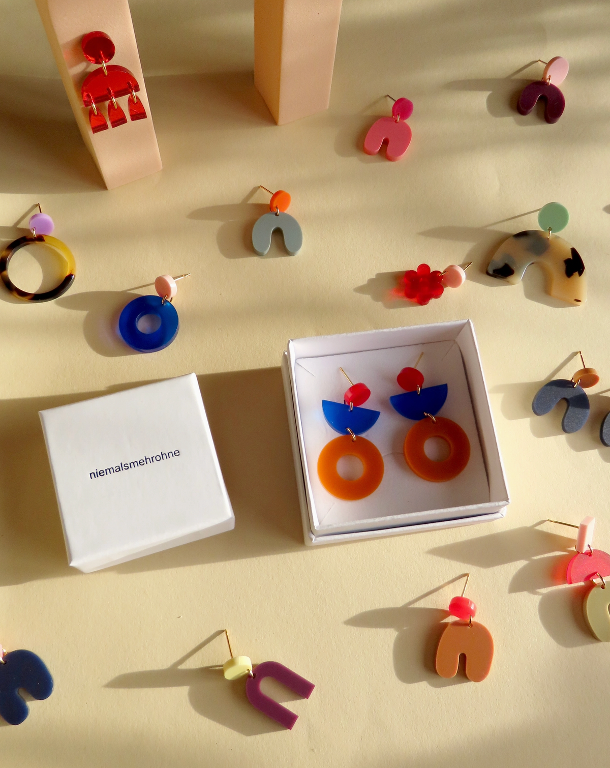 Niemalsmehrohne - Dots mit Stick Hoops aus vergoldetem Edelstahl in königsblau & eisrosa