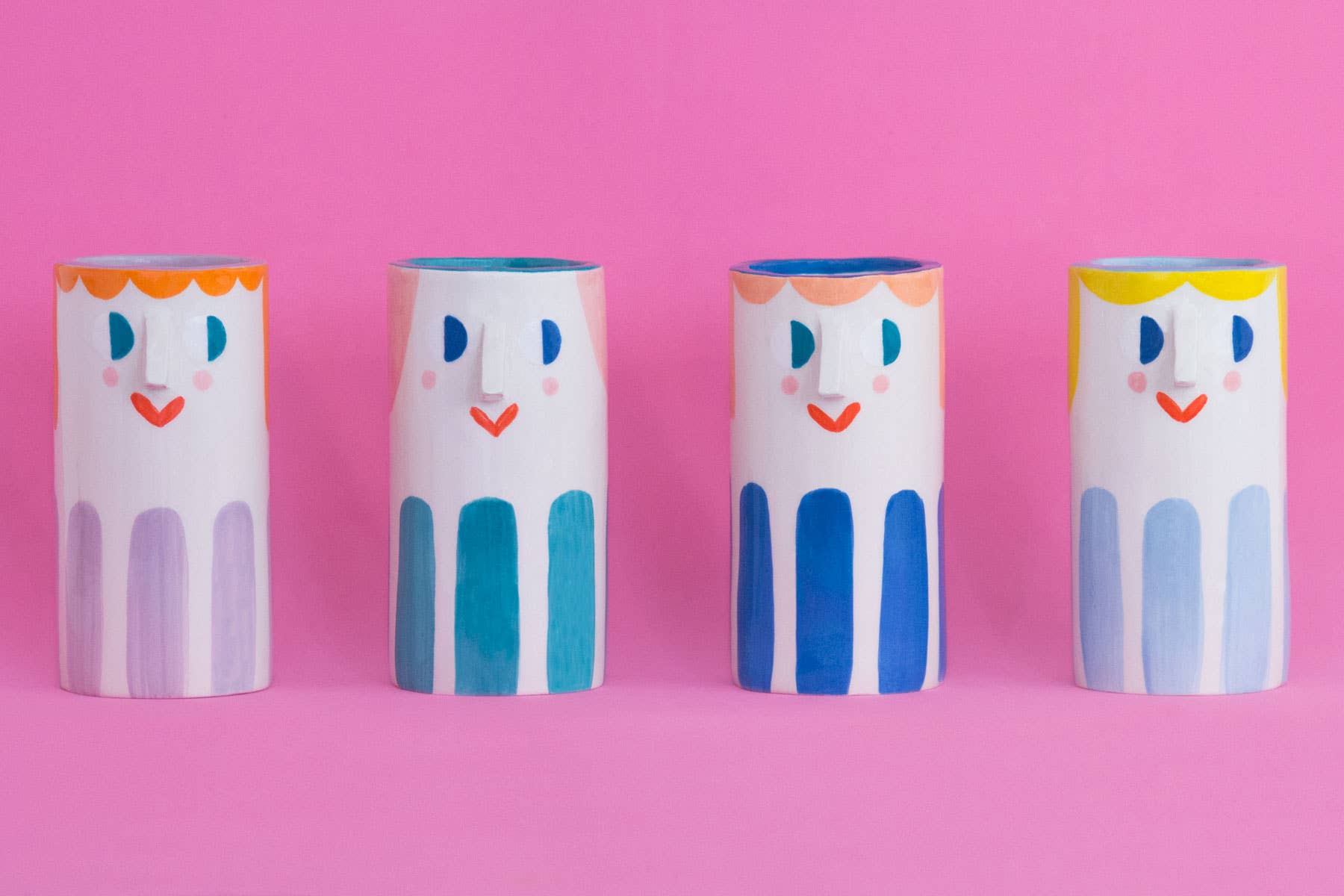 Mädchen mit tiefblauen Streifen//Keramikvase