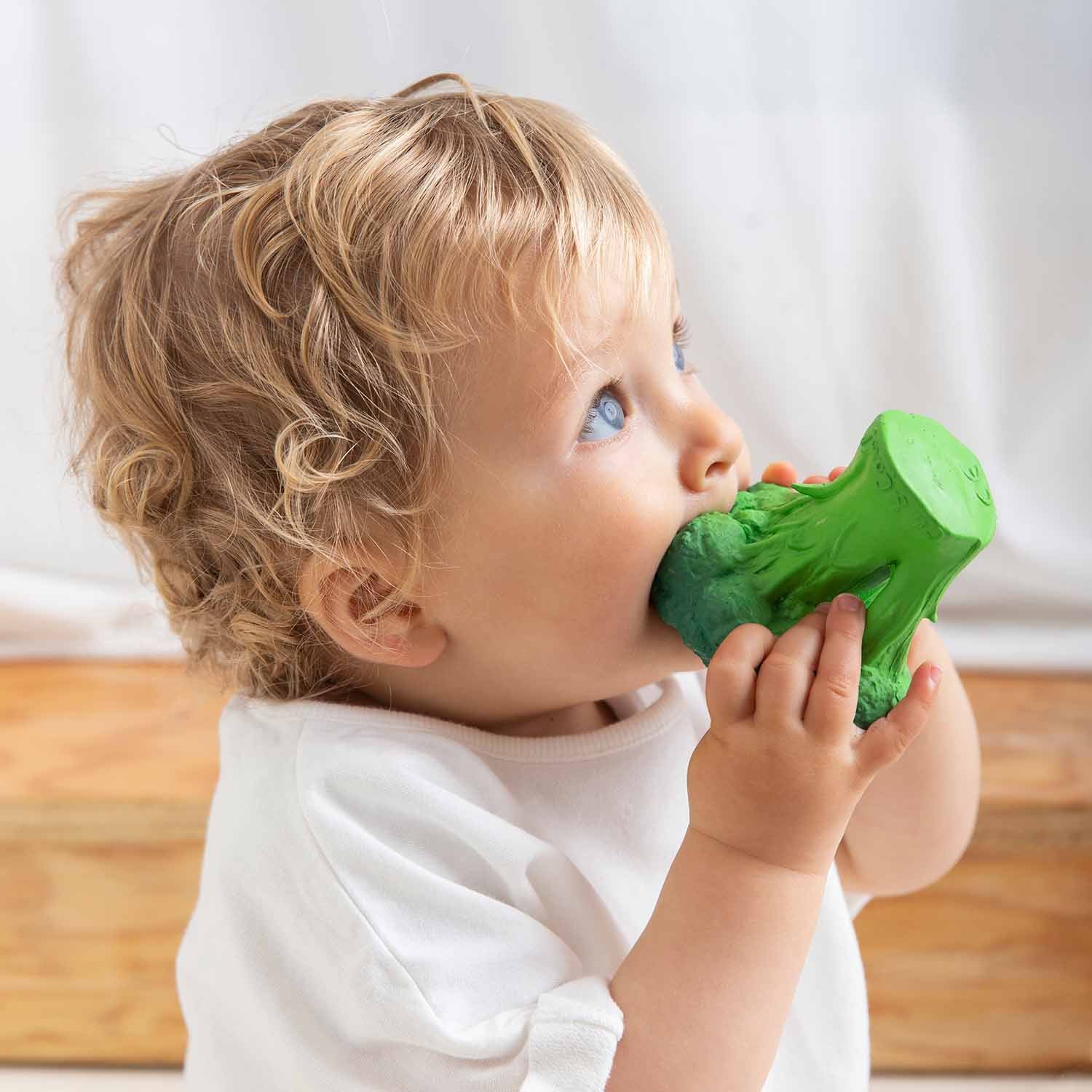 Oli & Carol 'Brucy the Broccoli Baby Teetherr' Baby Beißring