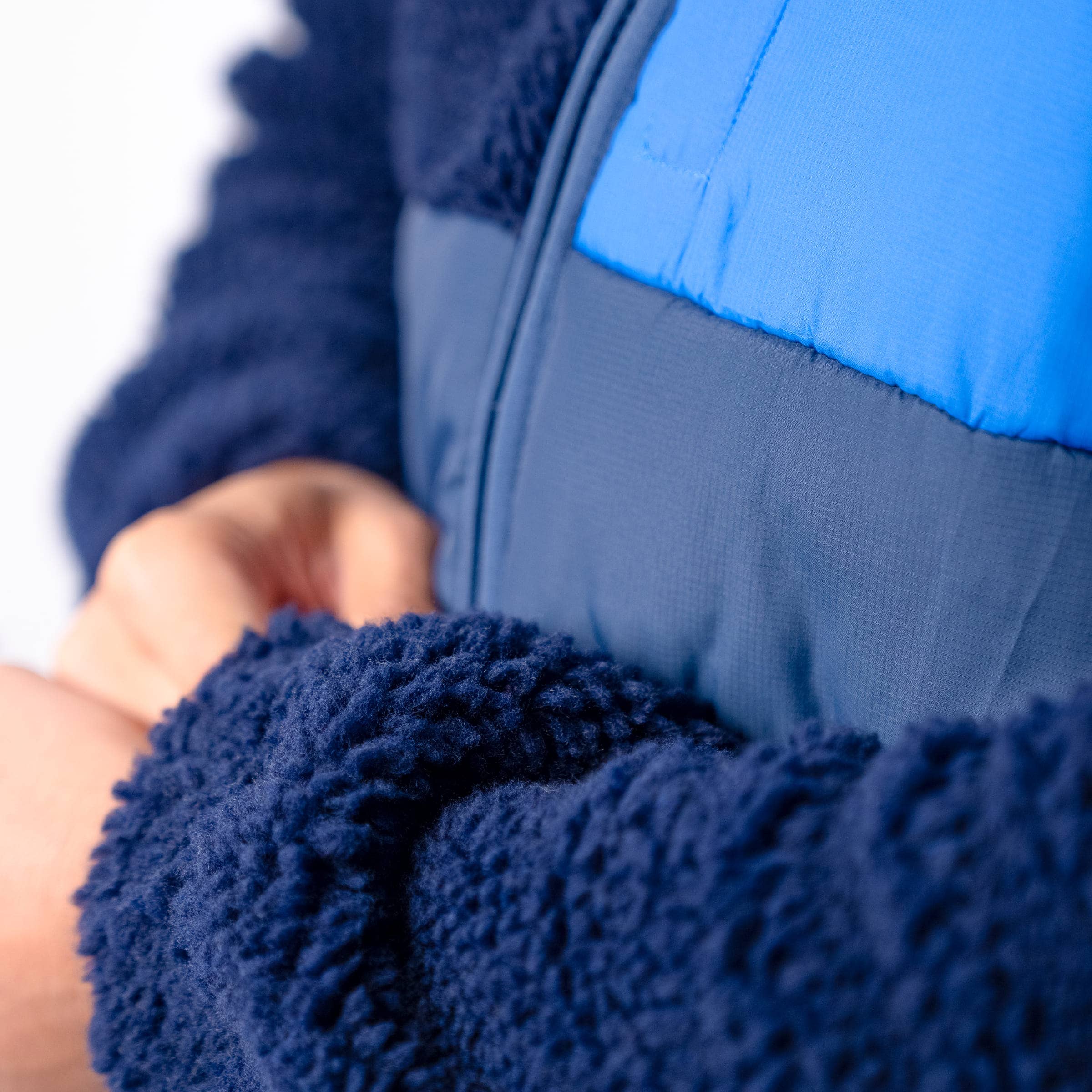 Zweifarbige Jacke aus Sherpa in Marineblau