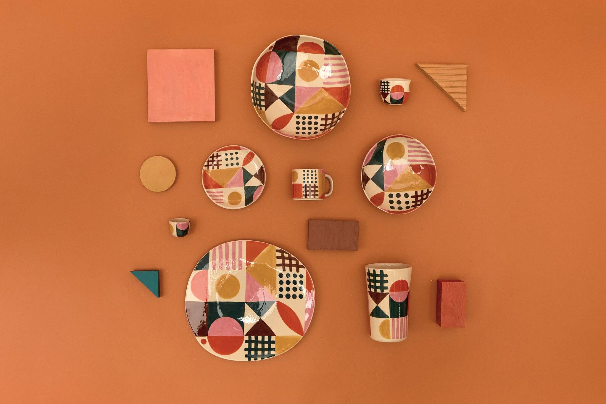 Donna Wilson Glypha Beilagenteller mit farbenfrohem, geometrischem Design