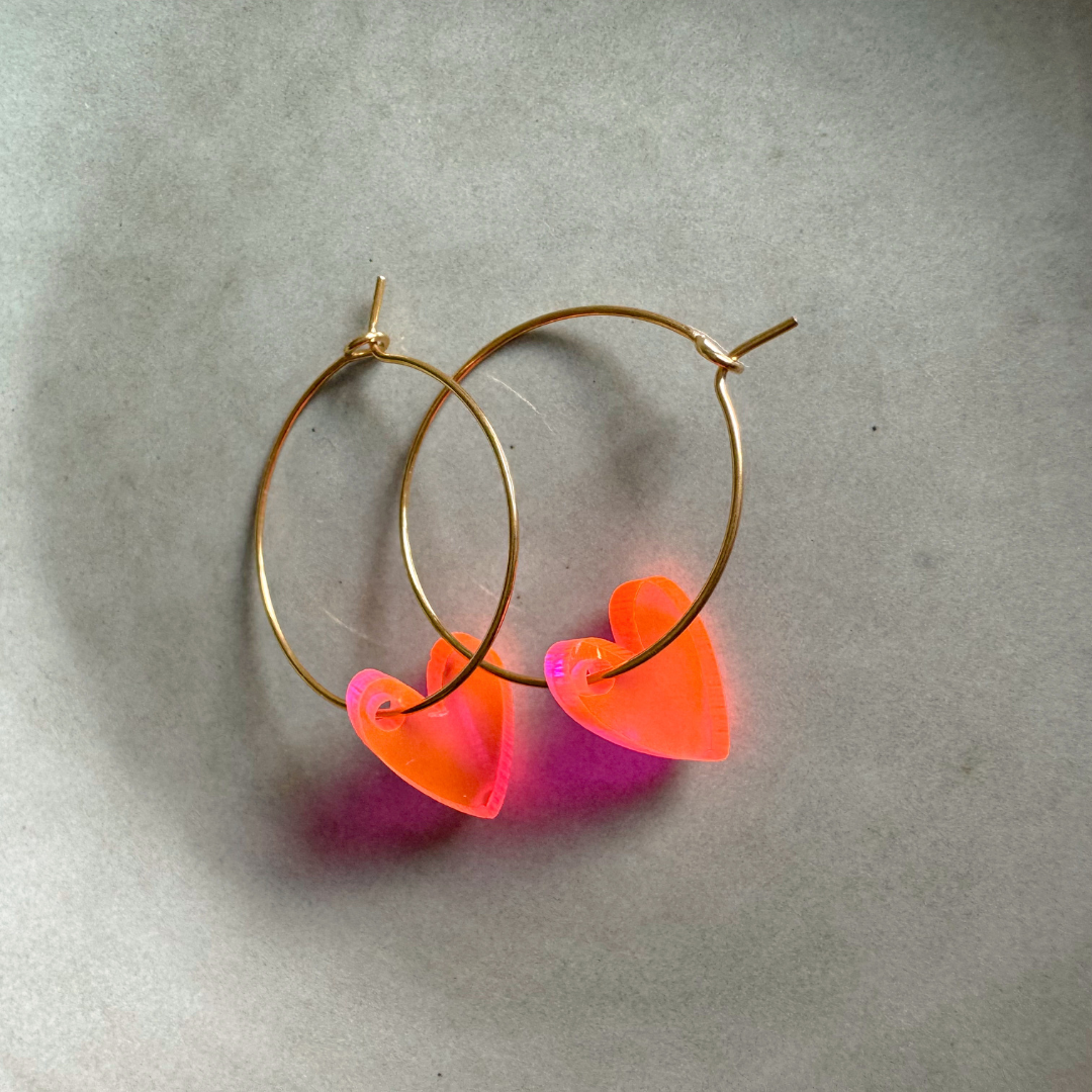 vanMauZ - Ohrringe Lume Charms Creolen | Herz Neonpink