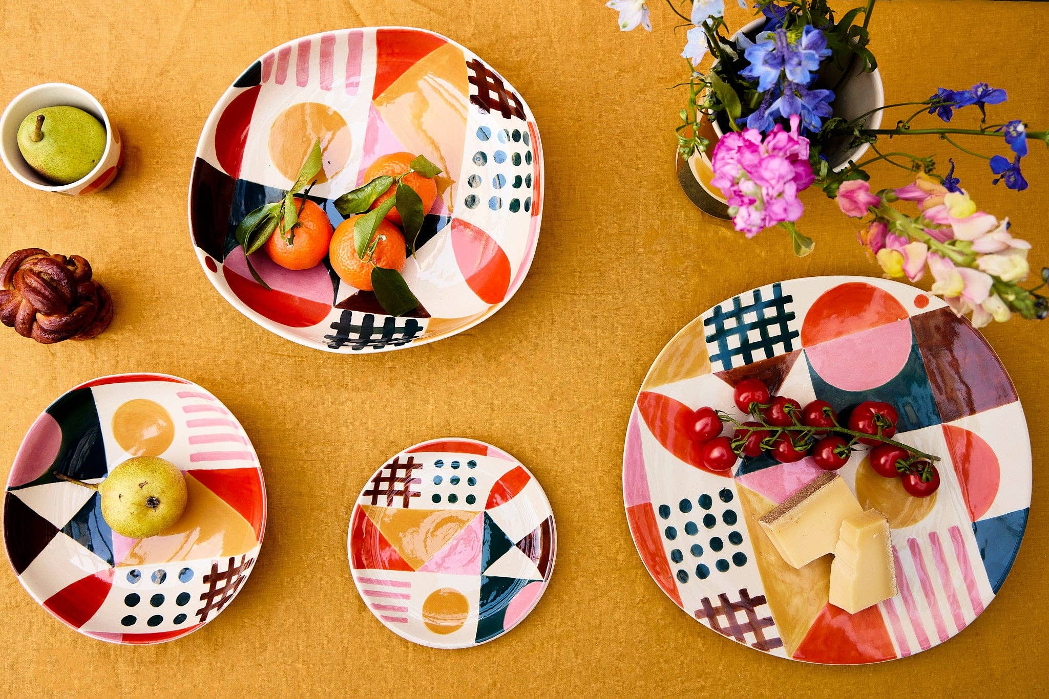 Donna Wilson Glypha Beilagenteller mit farbenfrohem, geometrischem Design