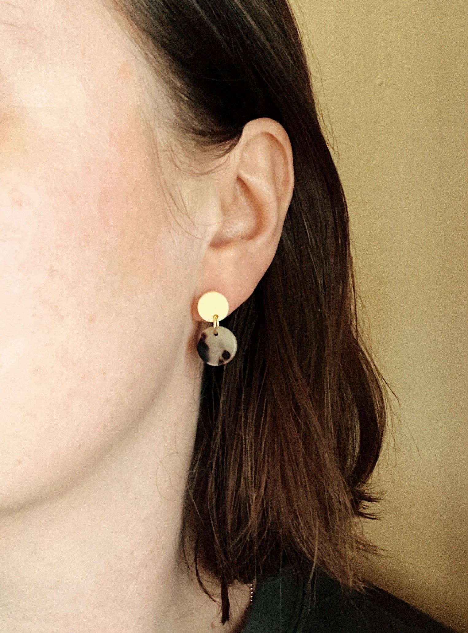 Tiny Leo Dots Statement Ohrringe in hellgelb niemalsmehrohne